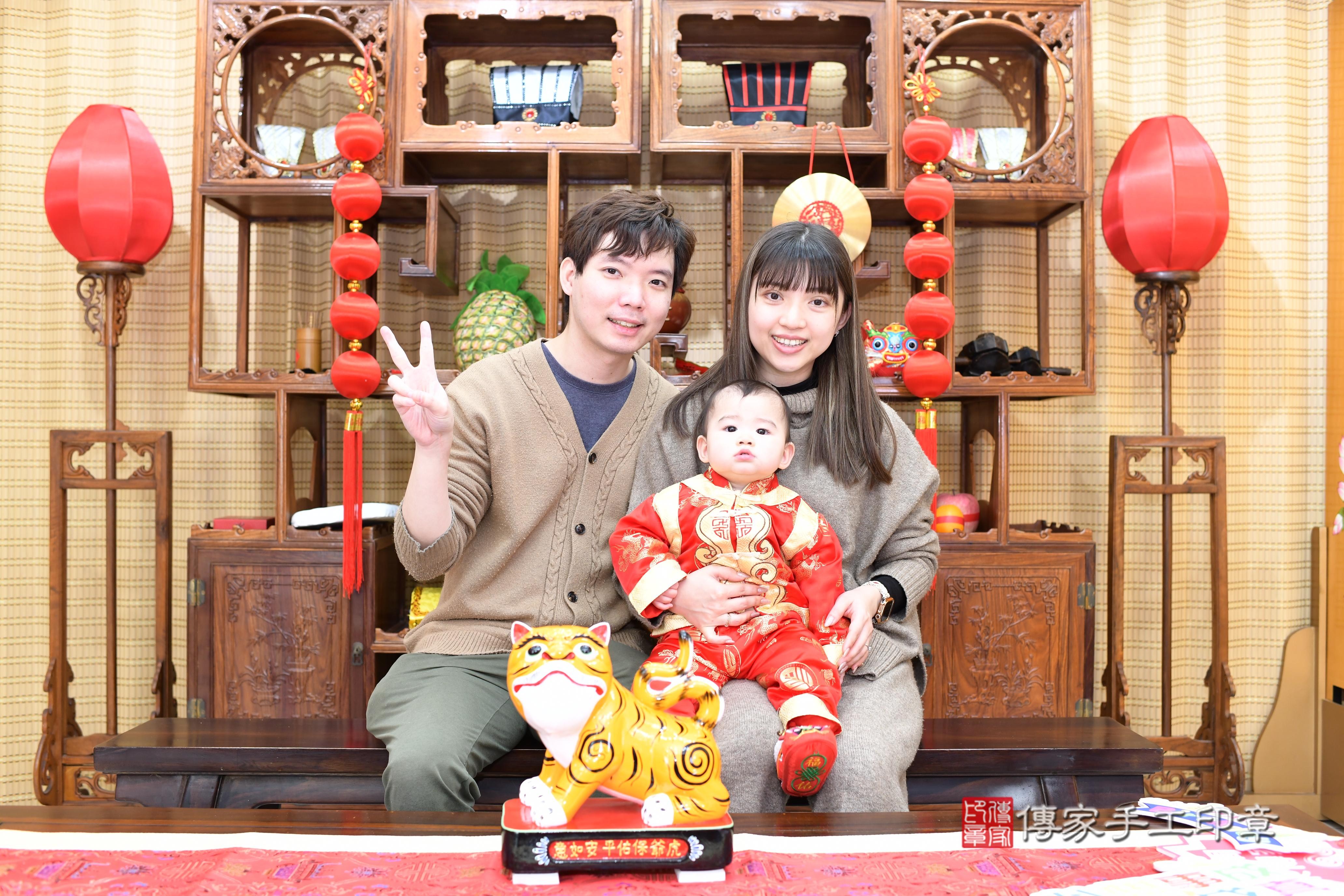 傳家手工印章台南店、抓周、度脺、中國風會場、傳家嬰兒古禮、吉祥話、抓周道具物品24種、拍照。抓周證書。寶寶抓周、滿周歲、生日快樂、祝福 傳家手工印章台南店、抓周、度脺、中國風會場、傳家嬰兒古禮、吉祥話、抓周道具物品24種、拍照。抓周證書。寶寶抓周、滿周歲、生日快樂、祝福