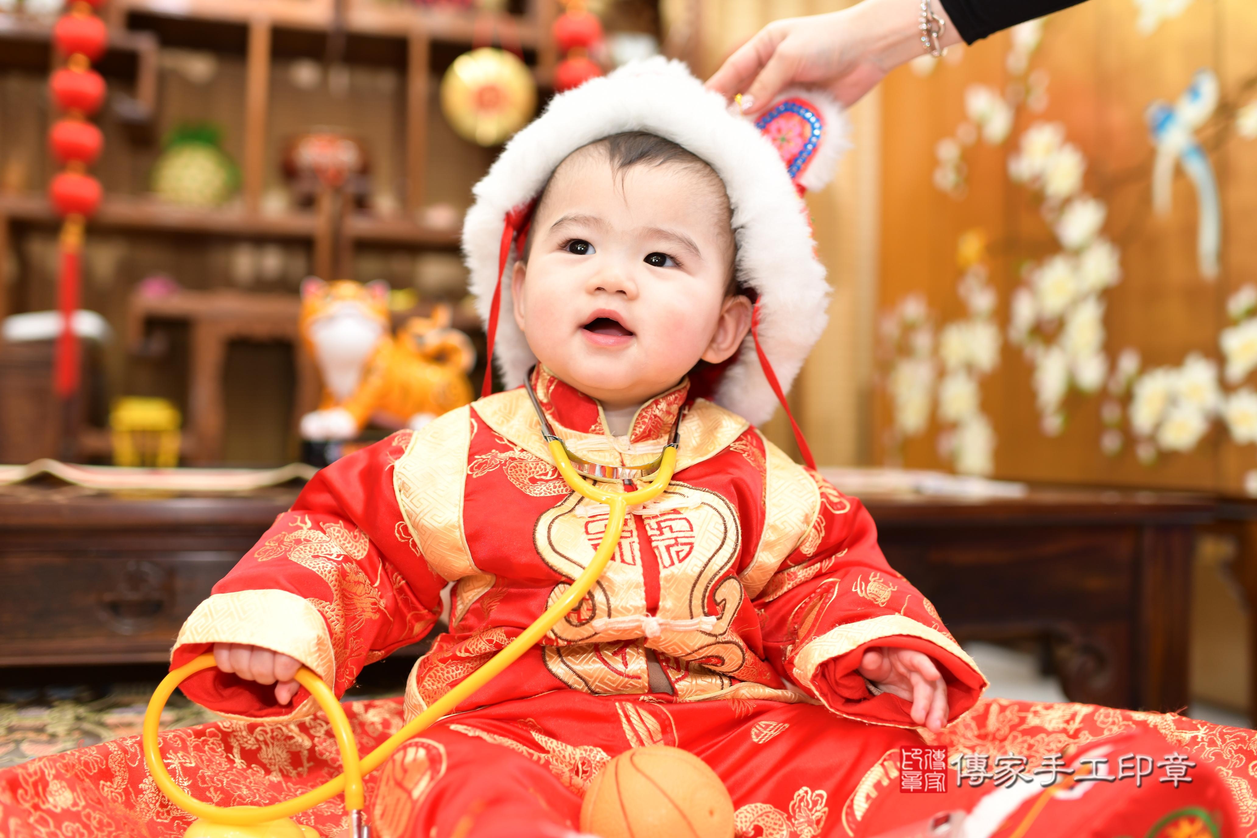 傳家手工印章台南店、抓周、度脺、中國風會場、傳家嬰兒古禮、吉祥話、抓周道具物品24種、拍照。抓周證書。寶寶抓周、滿周歲、生日快樂、祝福 傳家手工印章台南店、抓周、度脺、中國風會場、傳家嬰兒古禮、吉祥話、抓周道具物品24種、拍照。抓周證書。寶寶抓周、滿周歲、生日快樂、祝福