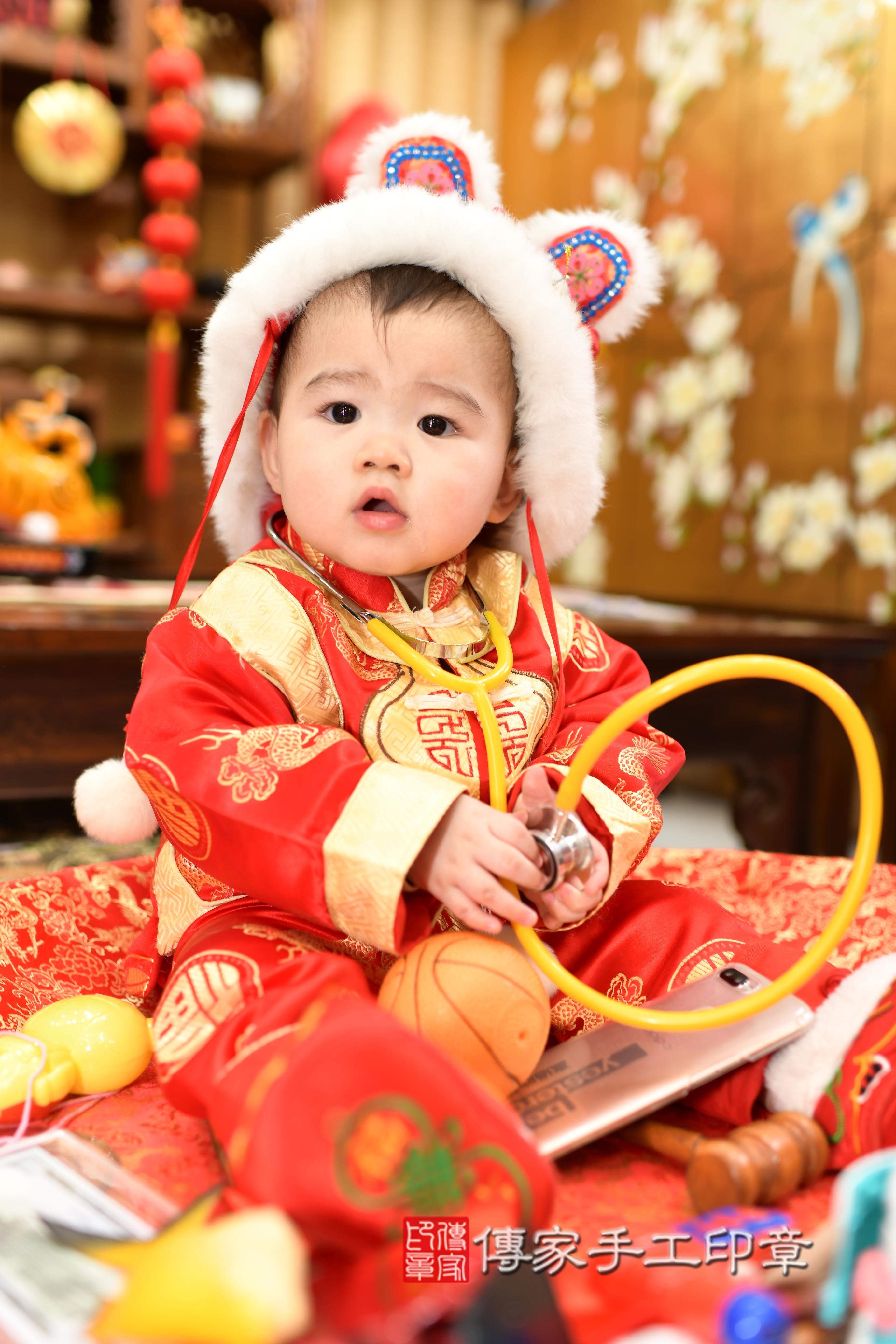 傳家手工印章台南店、抓周、度脺、中國風會場、傳家嬰兒古禮、吉祥話、抓周道具物品24種、拍照。抓周證書。寶寶抓周、滿周歲、生日快樂、祝福 傳家手工印章台南店、抓周、度脺、中國風會場、傳家嬰兒古禮、吉祥話、抓周道具物品24種、拍照。抓周證書。寶寶抓周、滿周歲、生日快樂、祝福