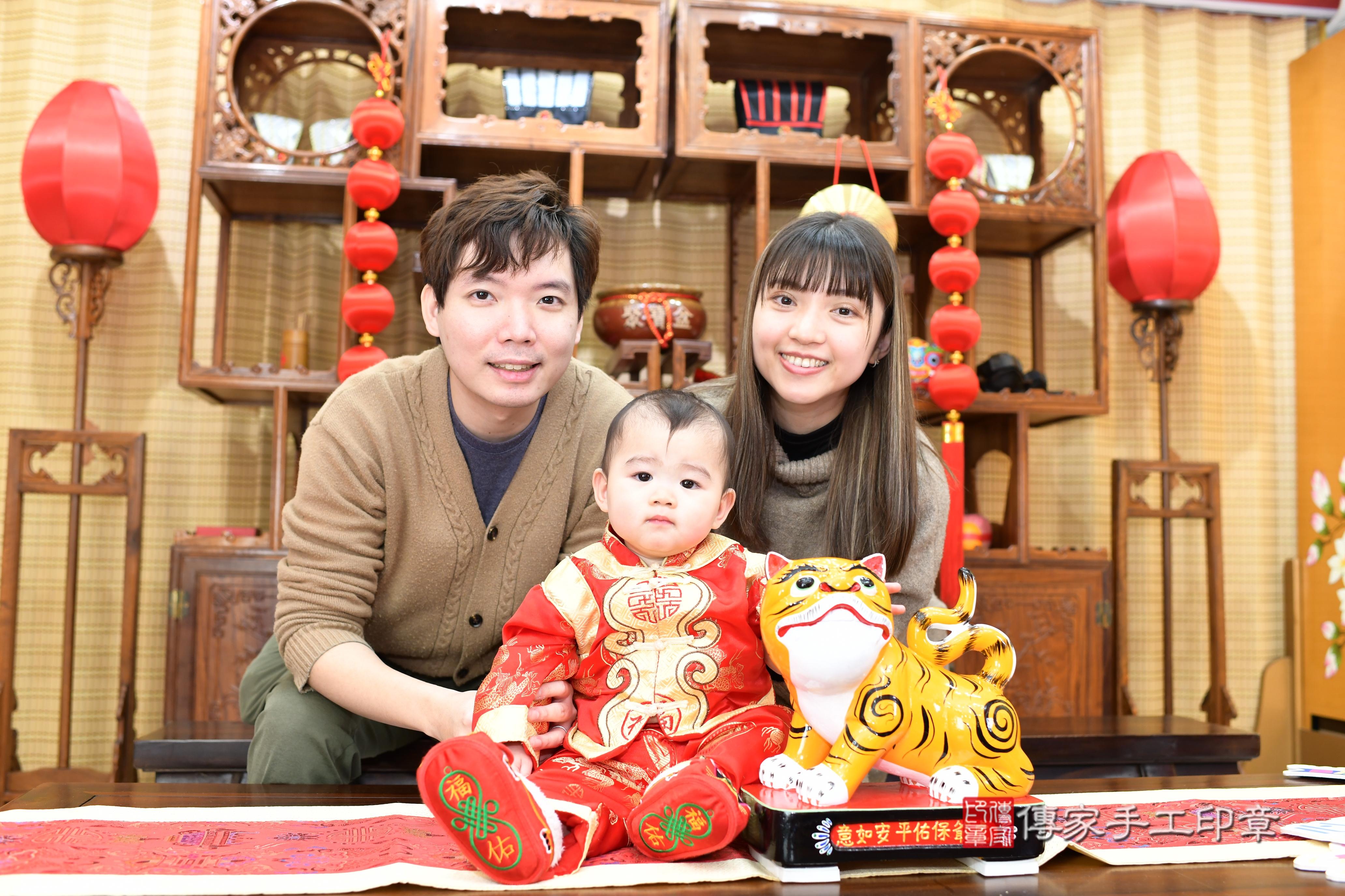 傳家手工印章台南店、抓周、度脺、中國風會場、傳家嬰兒古禮、吉祥話、抓周道具物品24種、拍照。抓周證書。寶寶抓周、滿周歲、生日快樂、祝福 傳家手工印章台南店、抓周、度脺、中國風會場、傳家嬰兒古禮、吉祥話、抓周道具物品24種、拍照。抓周證書。寶寶抓周、滿周歲、生日快樂、祝福