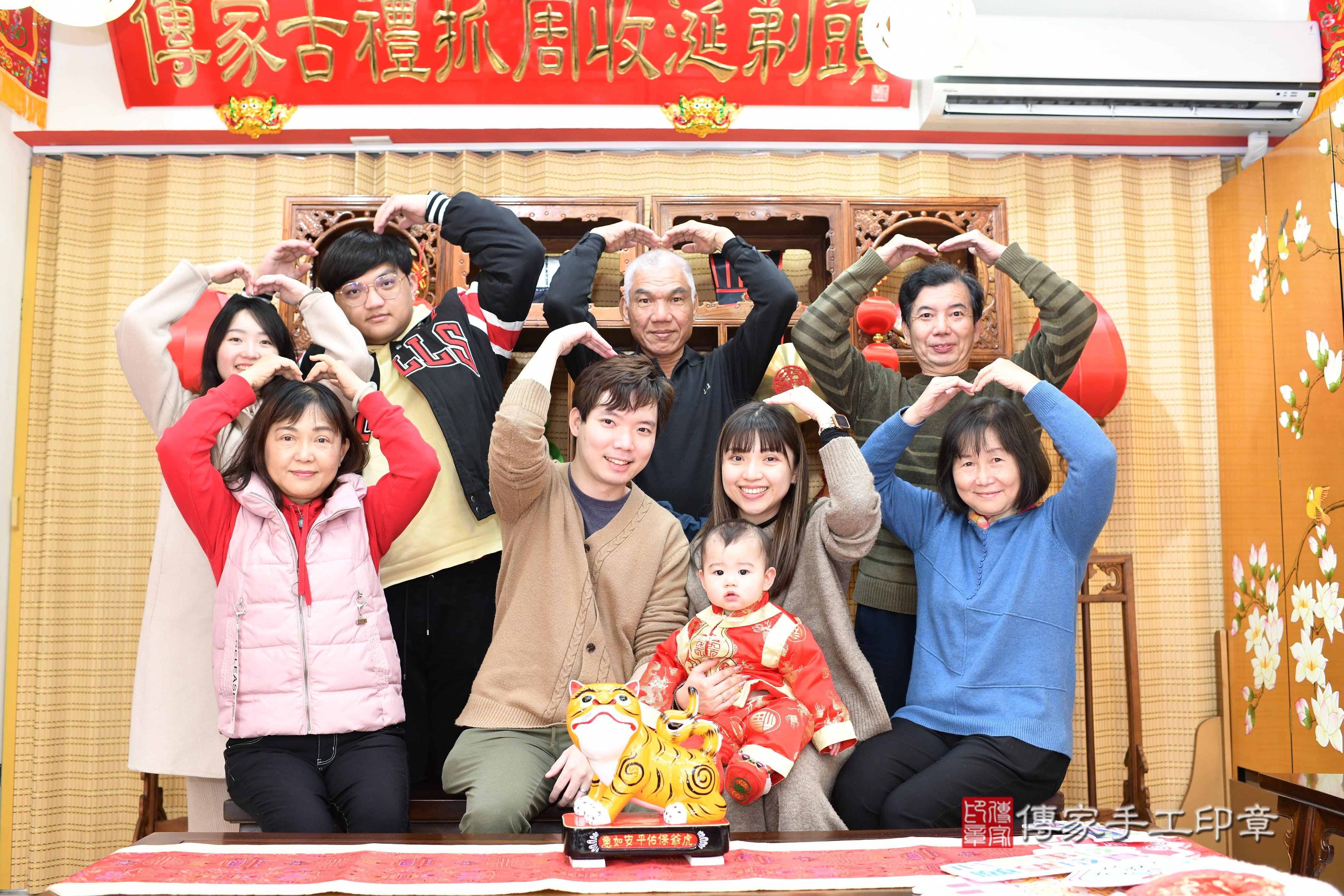 傳家手工印章台南店、抓周、度脺、中國風會場、傳家嬰兒古禮、吉祥話、抓周道具物品24種、拍照。抓周證書。寶寶抓周、滿周歲、生日快樂、祝福 傳家手工印章台南店、抓周、度脺、中國風會場、傳家嬰兒古禮、吉祥話、抓周道具物品24種、拍照。抓周證書。寶寶抓周、滿周歲、生日快樂、祝福