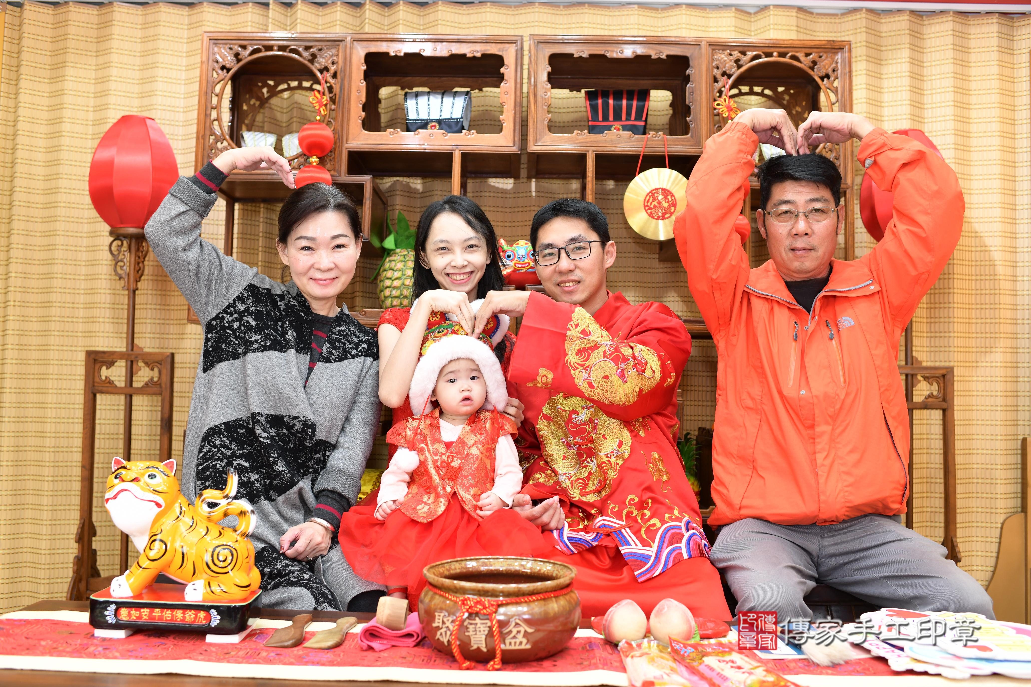 傳家手工印章台南店、抓周、度脺、中國風會場、傳家嬰兒古禮、吉祥話、抓周道具物品24種、拍照。抓周證書。寶寶抓周、滿周歲、生日快樂、祝福 傳家手工印章台南店、抓周、度脺、中國風會場、傳家嬰兒古禮、吉祥話、抓周道具物品24種、拍照。抓周證書。寶寶抓周、滿周歲、生日快樂、祝福