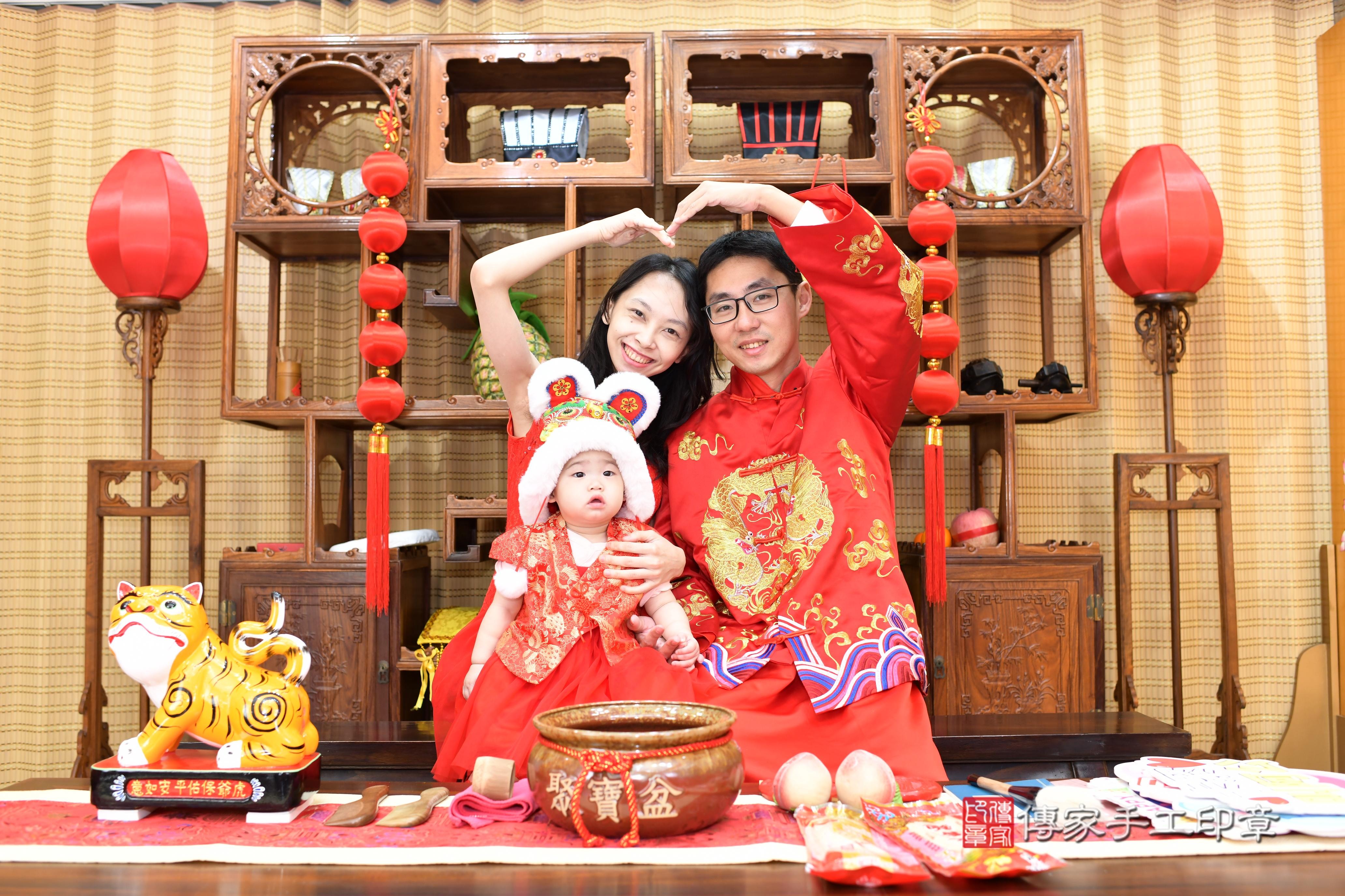 傳家手工印章台南店、抓周、度脺、中國風會場、傳家嬰兒古禮、吉祥話、抓周道具物品24種、拍照。抓周證書。寶寶抓周、滿周歲、生日快樂、祝福 傳家手工印章台南店、抓周、度脺、中國風會場、傳家嬰兒古禮、吉祥話、抓周道具物品24種、拍照。抓周證書。寶寶抓周、滿周歲、生日快樂、祝福