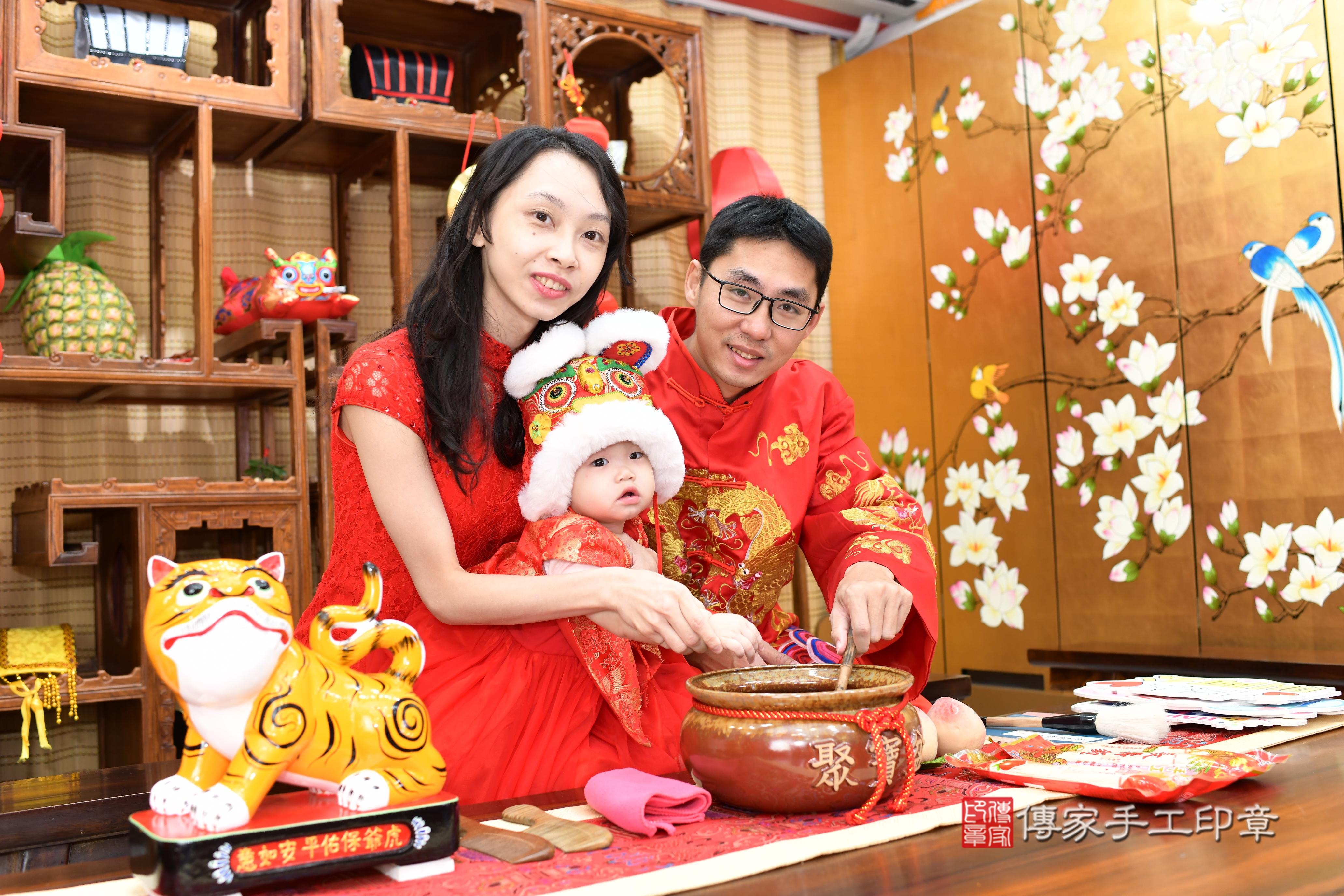 傳家手工印章台南店、抓周、度脺、中國風會場、傳家嬰兒古禮、吉祥話、抓周道具物品24種、拍照。抓周證書。寶寶抓周、滿周歲、生日快樂、祝福 傳家手工印章台南店、抓周、度脺、中國風會場、傳家嬰兒古禮、吉祥話、抓周道具物品24種、拍照。抓周證書。寶寶抓周、滿周歲、生日快樂、祝福