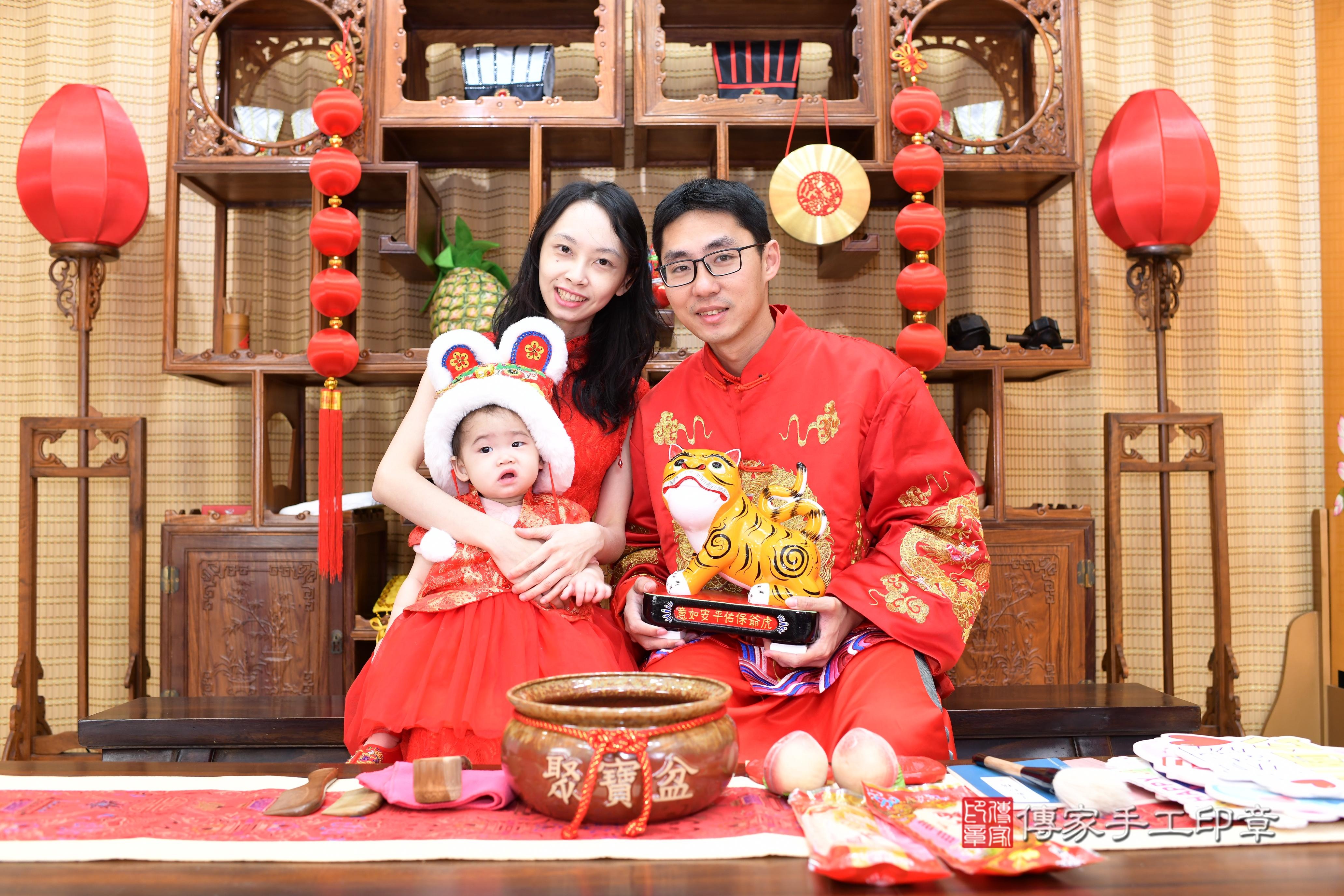 傳家手工印章台南店、抓周、度脺、中國風會場、傳家嬰兒古禮、吉祥話、抓周道具物品24種、拍照。抓周證書。寶寶抓周、滿周歲、生日快樂、祝福 傳家手工印章台南店、抓周、度脺、中國風會場、傳家嬰兒古禮、吉祥話、抓周道具物品24種、拍照。抓周證書。寶寶抓周、滿周歲、生日快樂、祝福