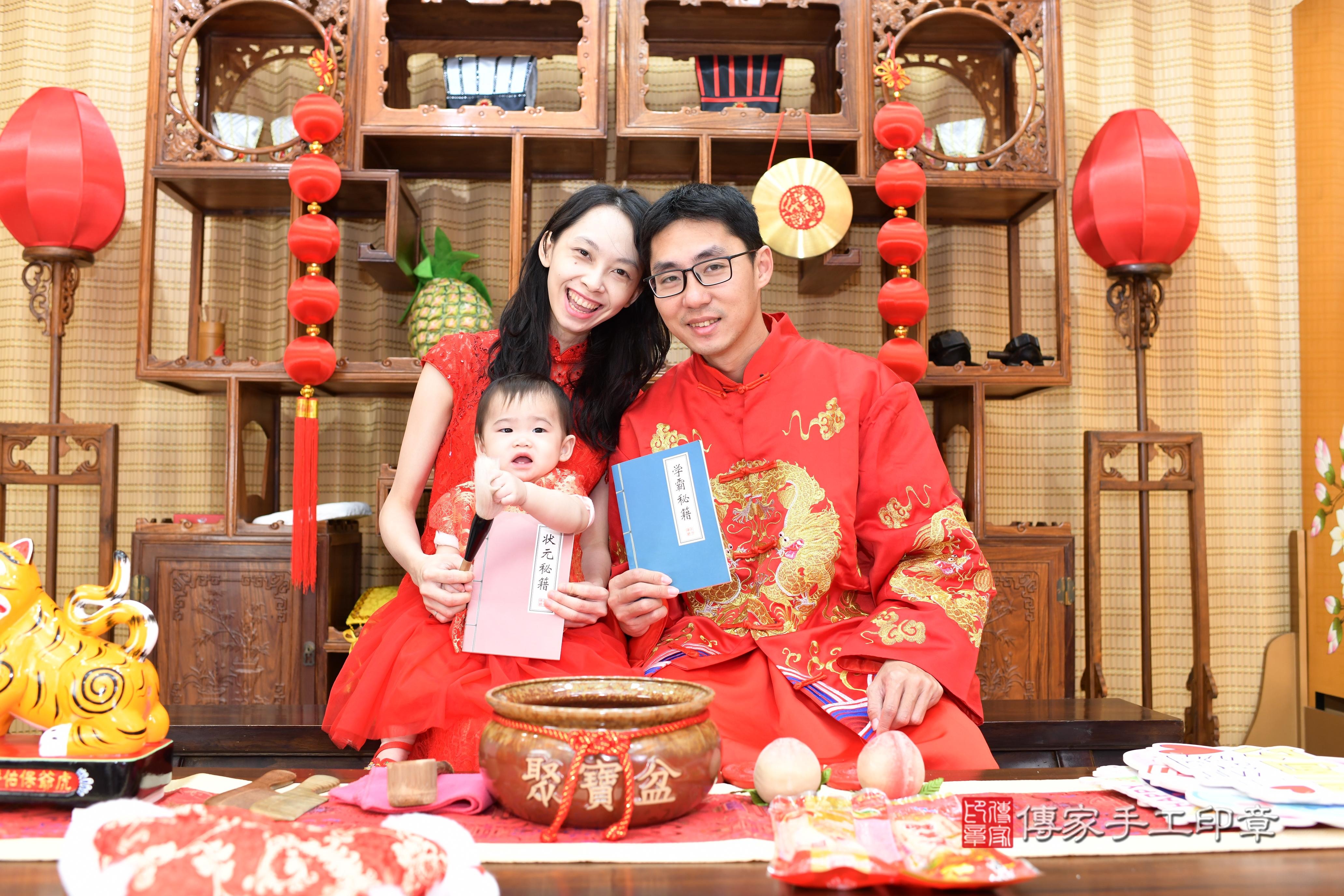 抓周儀式【梳頭歌】朗誦祝福:保佑寶寶順利健康長大,好運旺旺來。 抓周儀式【梳頭歌】朗誦祝福:保佑寶寶順利健康長大,好運旺旺來。