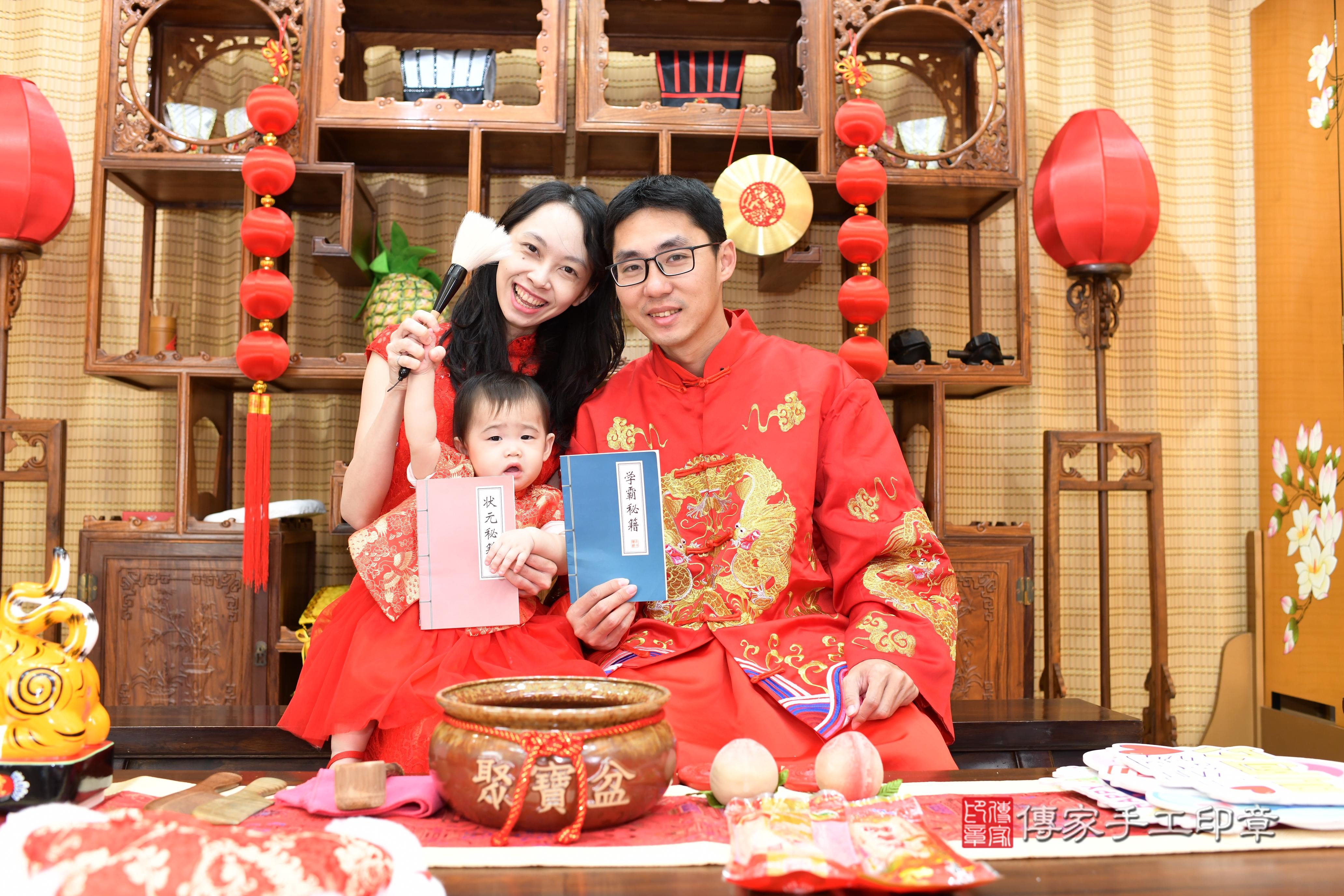 抓周儀式【梳頭歌】朗誦祝福:保佑寶寶順利健康長大,好運旺旺來。 抓周儀式【梳頭歌】朗誦祝福:保佑寶寶順利健康長大,好運旺旺來。