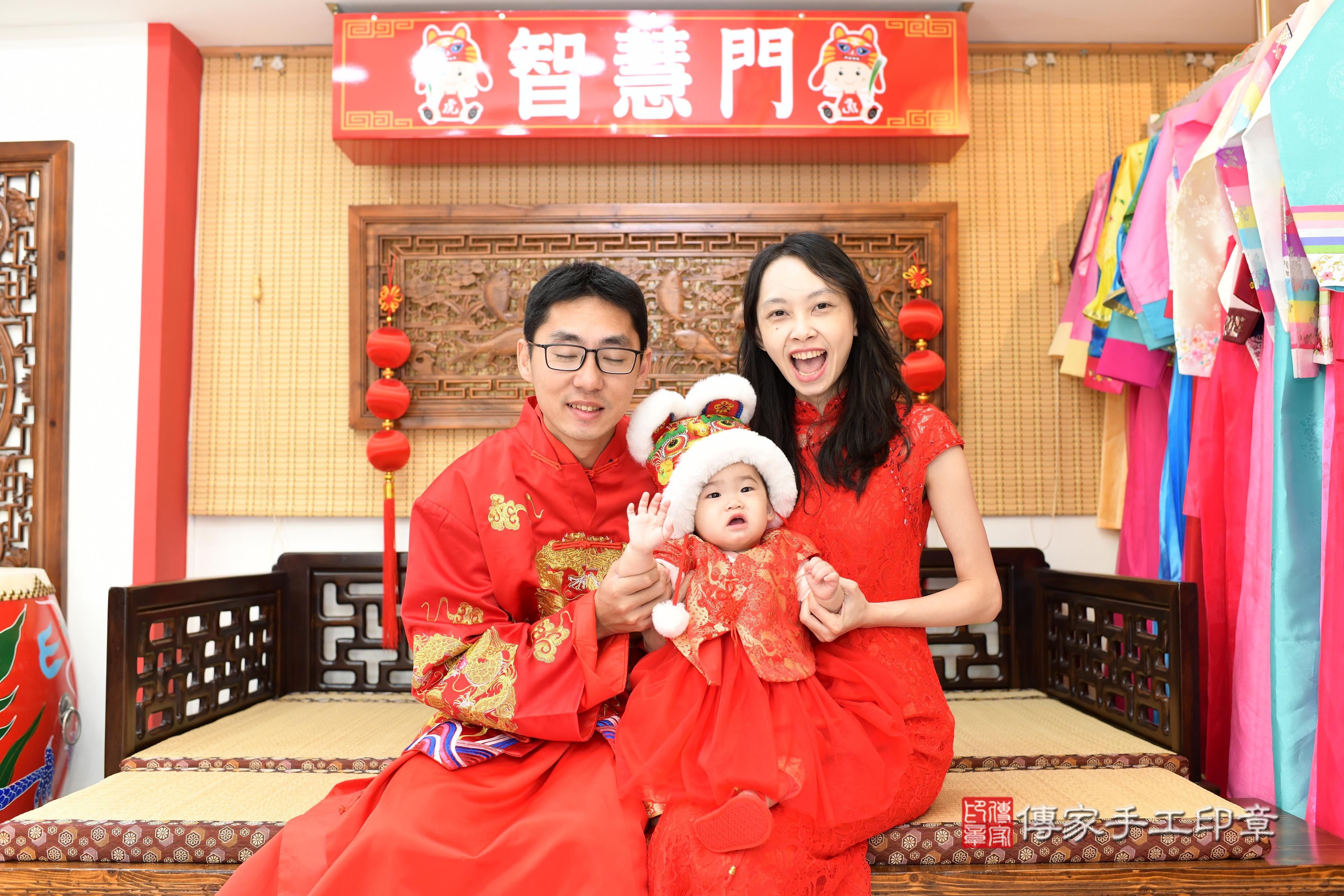 抓周儀式【梳頭歌】朗誦祝福:保佑寶寶順利健康長大,好運旺旺來。 抓周儀式【梳頭歌】朗誦祝福:保佑寶寶順利健康長大,好運旺旺來。