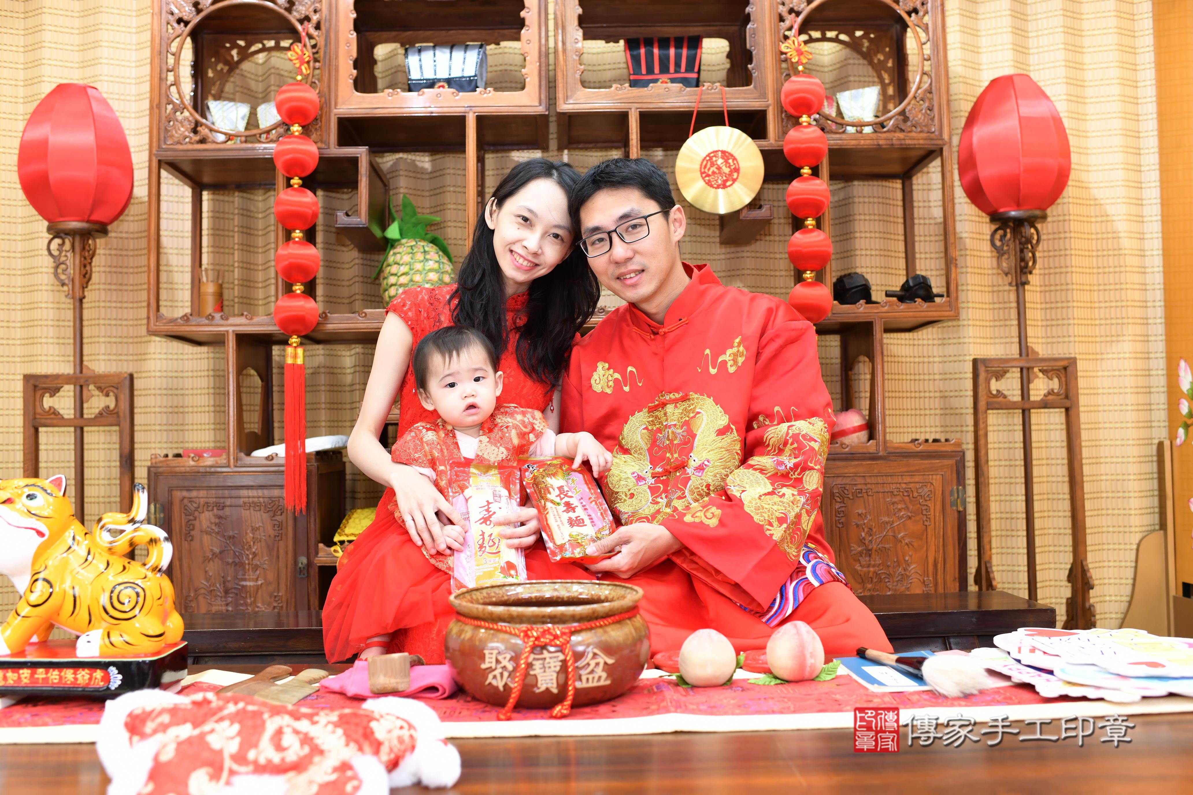 抓周儀式【梳頭歌】朗誦祝福:保佑寶寶順利健康長大,好運旺旺來。 抓周儀式【梳頭歌】朗誦祝福:保佑寶寶順利健康長大,好運旺旺來。