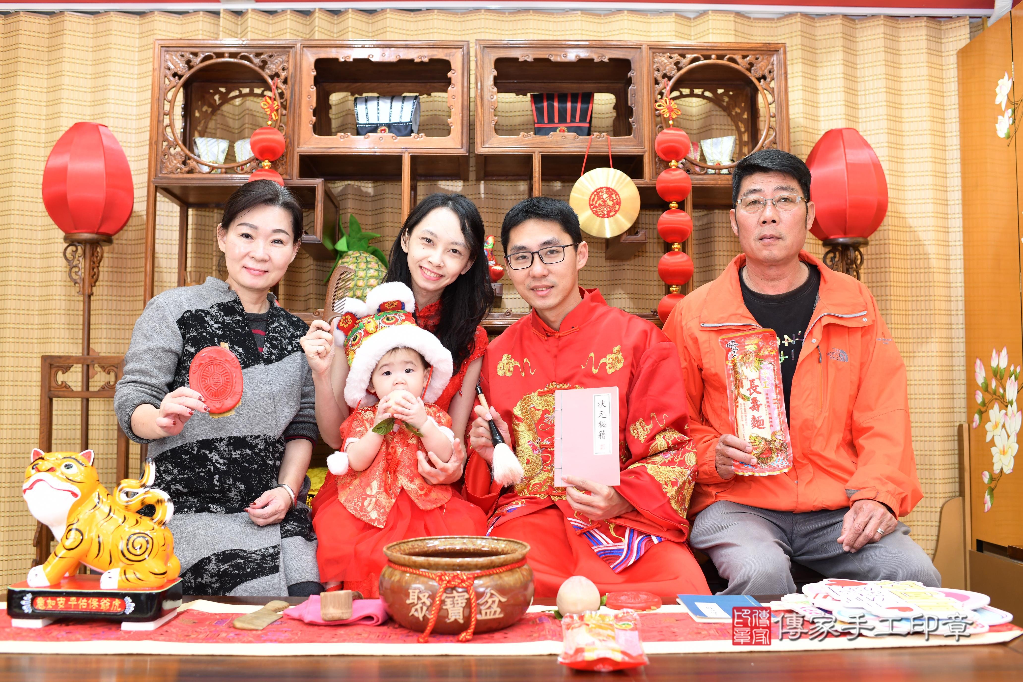 抓周儀式【梳頭歌】朗誦祝福:保佑寶寶順利健康長大,好運旺旺來。 抓周儀式【梳頭歌】朗誦祝福:保佑寶寶順利健康長大,好運旺旺來。