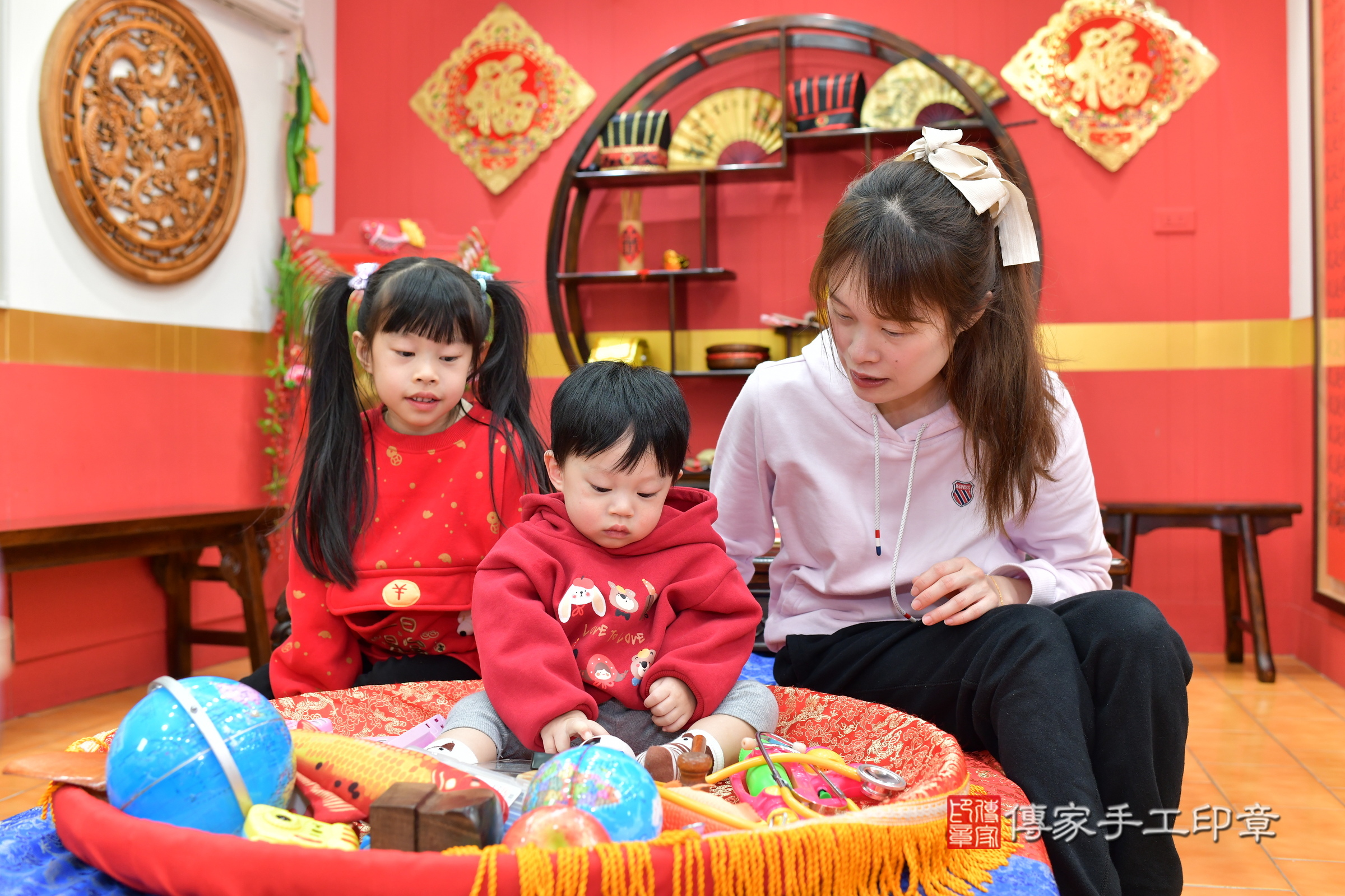 桃園市八德區陞陞寶寶抓周推薦:傳家桃園店抓周度脺中國風會場,嬰兒古禮抓周流程儀式吉祥話、抓周道具物品24種、拍照。抓周證書。2025.1.13,照片6 桃園市八德區陞陞寶寶抓周推薦:傳家桃園店抓周度脺中國風會場,嬰兒古禮抓周流程儀式吉祥話、抓周道具物品24種、拍照。抓周證書。2025.1.13,照片6