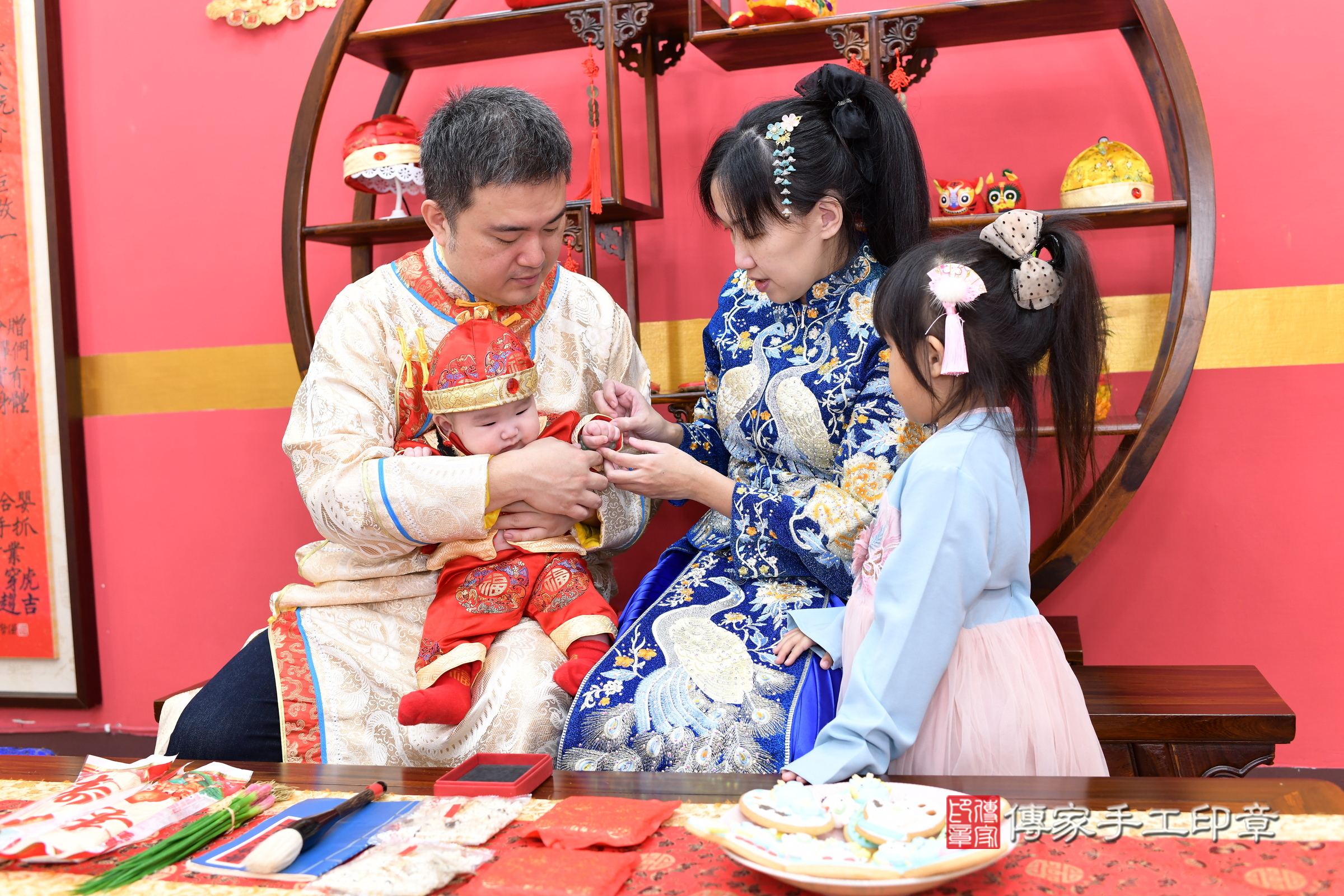 新北市永和區小迪寶寶收涎推薦:傳家新北店收涎中國風會場,嬰兒古禮收涎收口水流程儀式、收涎吉祥話、收涎餅乾、收涎拍照。收涎證書。2025.1.5,照片15 新北市永和區小迪寶寶收涎推薦:傳家新北店收涎中國風會場,嬰兒古禮收涎收口水流程儀式、收涎吉祥話、收涎餅乾、收涎拍照。收涎證書。2025.1.5,照片15