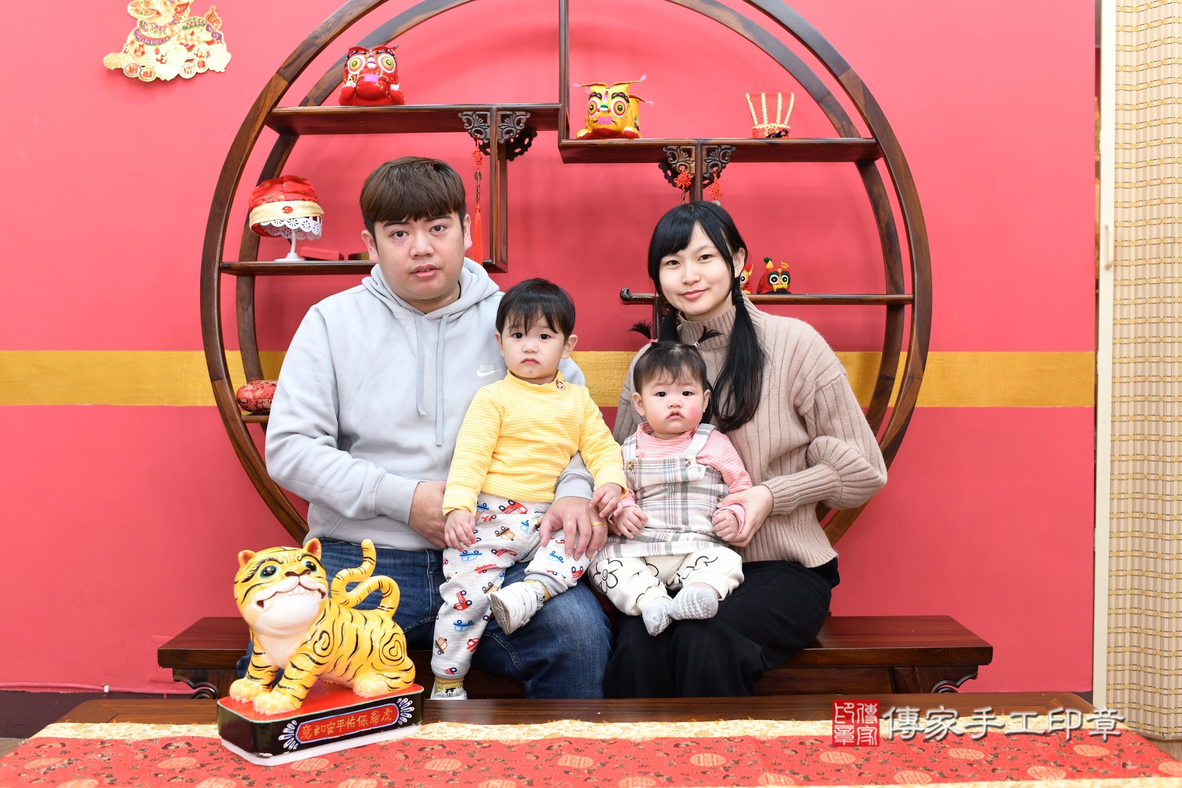 新北市永和區妍妍寶寶抓周推薦：傳家新北店抓周度脺中國風會場，嬰兒古禮抓周流程儀式吉祥話、抓周道具物品24種、拍照。抓周證書。2025.1.9，照片1