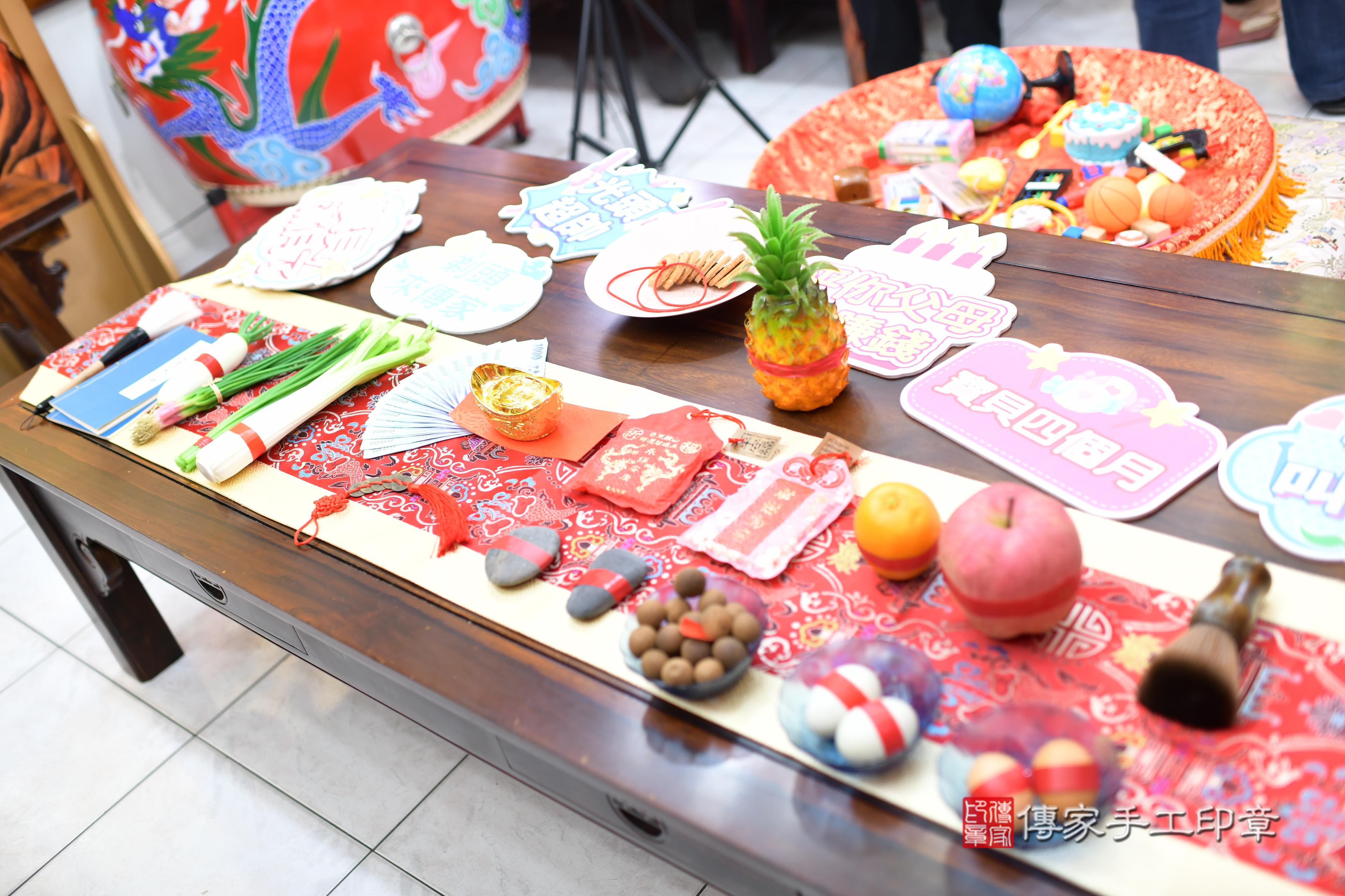 傳家手工印章台南店、抓周、度脺、中國風會場、傳家嬰兒古禮、吉祥話、抓周道具物品24種、拍照。抓周證書。寶寶抓周、滿周歲、生日快樂、祝福