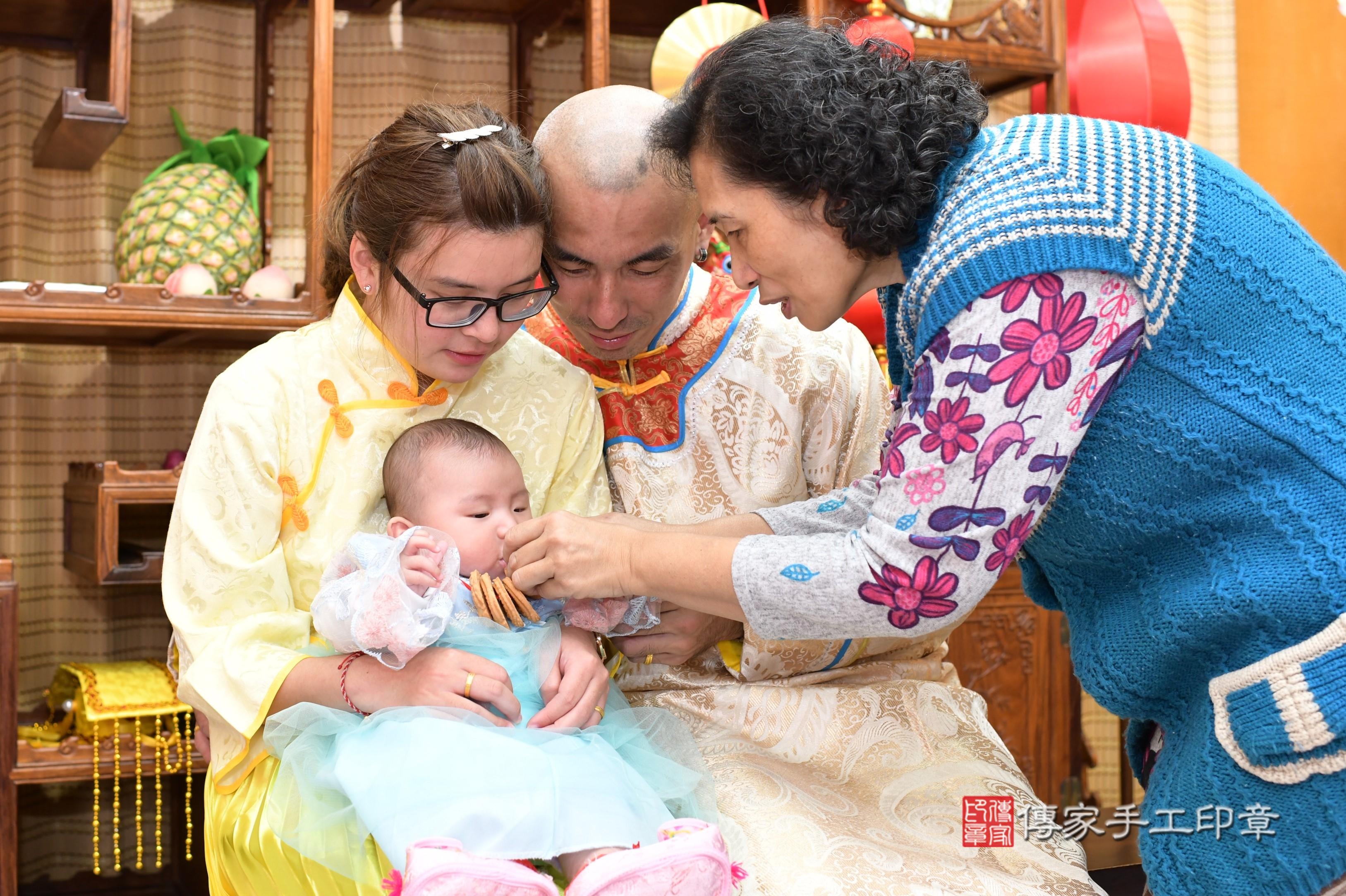 傳家手工印章台南店、抓周、度脺、中國風會場、傳家嬰兒古禮、吉祥話、抓周道具物品24種、拍照。抓周證書。寶寶抓周、滿周歲、生日快樂、祝福 傳家手工印章台南店、抓周、度脺、中國風會場、傳家嬰兒古禮、吉祥話、抓周道具物品24種、拍照。抓周證書。寶寶抓周、滿周歲、生日快樂、祝福