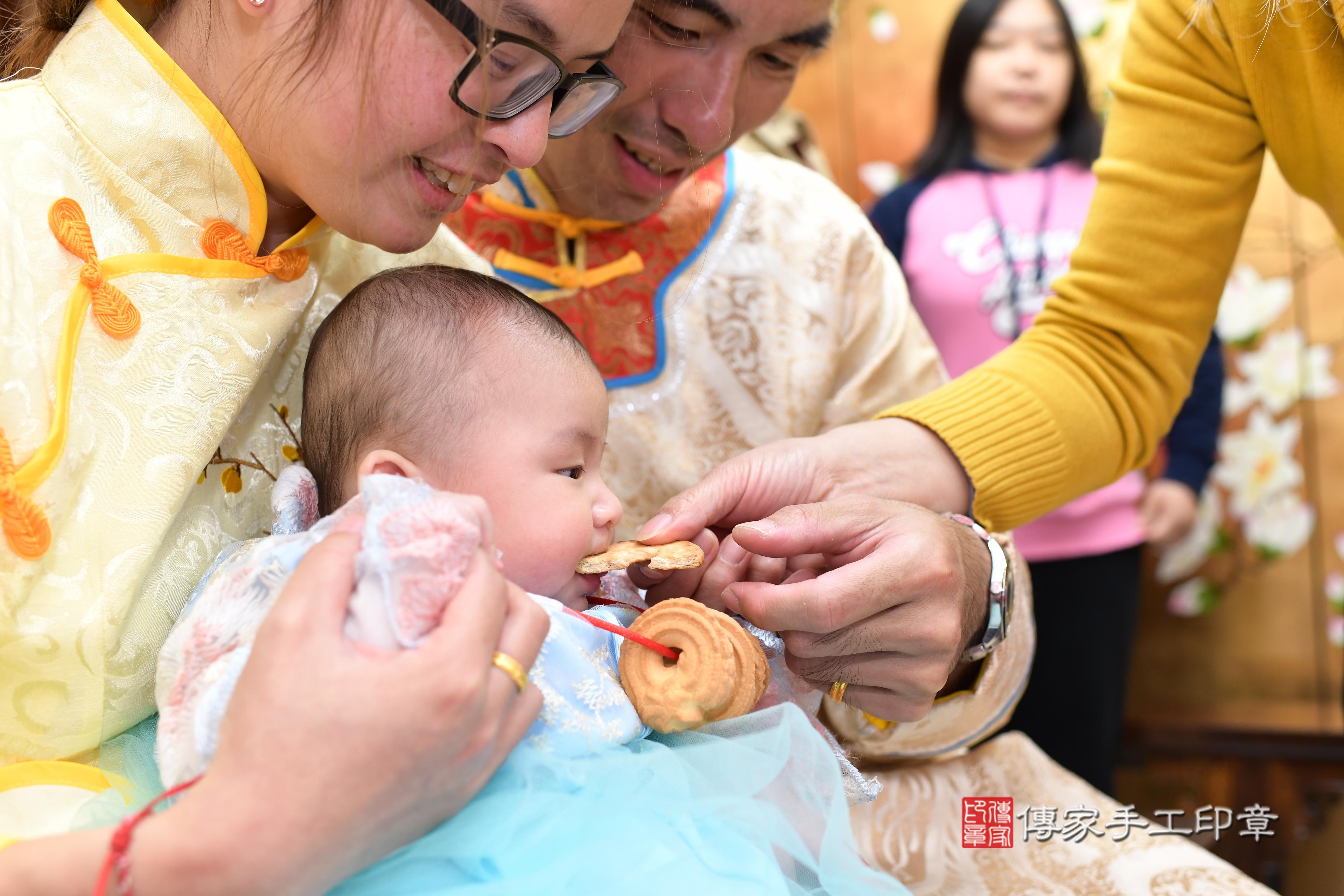 傳家手工印章台南店、抓周、度脺、中國風會場、傳家嬰兒古禮、吉祥話、抓周道具物品24種、拍照。抓周證書。寶寶抓周、滿周歲、生日快樂、祝福 傳家手工印章台南店、抓周、度脺、中國風會場、傳家嬰兒古禮、吉祥話、抓周道具物品24種、拍照。抓周證書。寶寶抓周、滿周歲、生日快樂、祝福