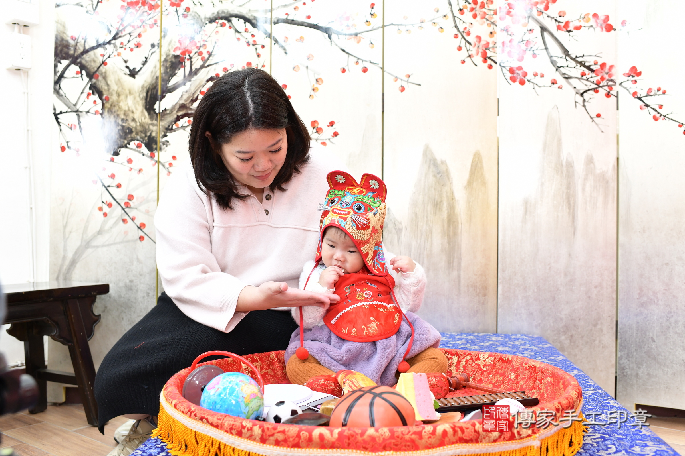 新北市永和區玥玥寶寶抓周推薦:傳家新北店抓周度脺中國風會場,嬰兒古禮抓周流程儀式吉祥話、抓周道具物品24種、拍照。抓周證書。2025.1.13,照片4 新北市永和區玥玥寶寶抓周推薦:傳家新北店抓周度脺中國風會場,嬰兒古禮抓周流程儀式吉祥話、抓周道具物品24種、拍照。抓周證書。2025.1.13,照片4