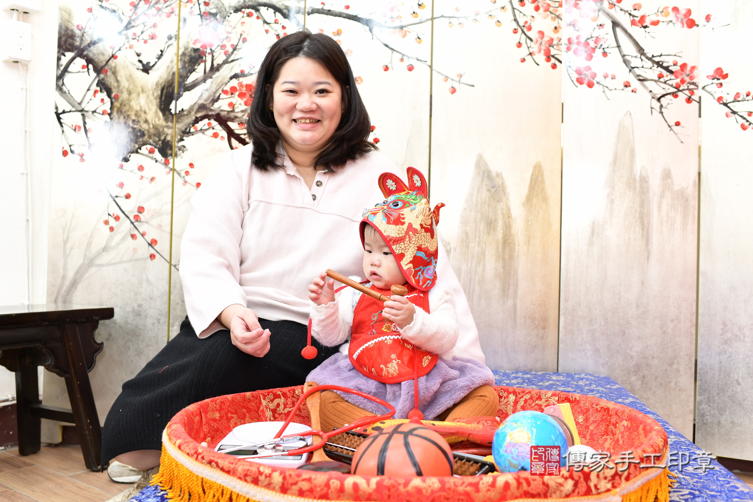 新北市永和區玥玥寶寶抓周推薦:傳家新北店抓周度脺中國風會場,嬰兒古禮抓周流程儀式吉祥話、抓周道具物品24種、拍照。抓周證書。2025.1.13,照片3 新北市永和區玥玥寶寶抓周推薦:傳家新北店抓周度脺中國風會場,嬰兒古禮抓周流程儀式吉祥話、抓周道具物品24種、拍照。抓周證書。2025.1.13,照片3