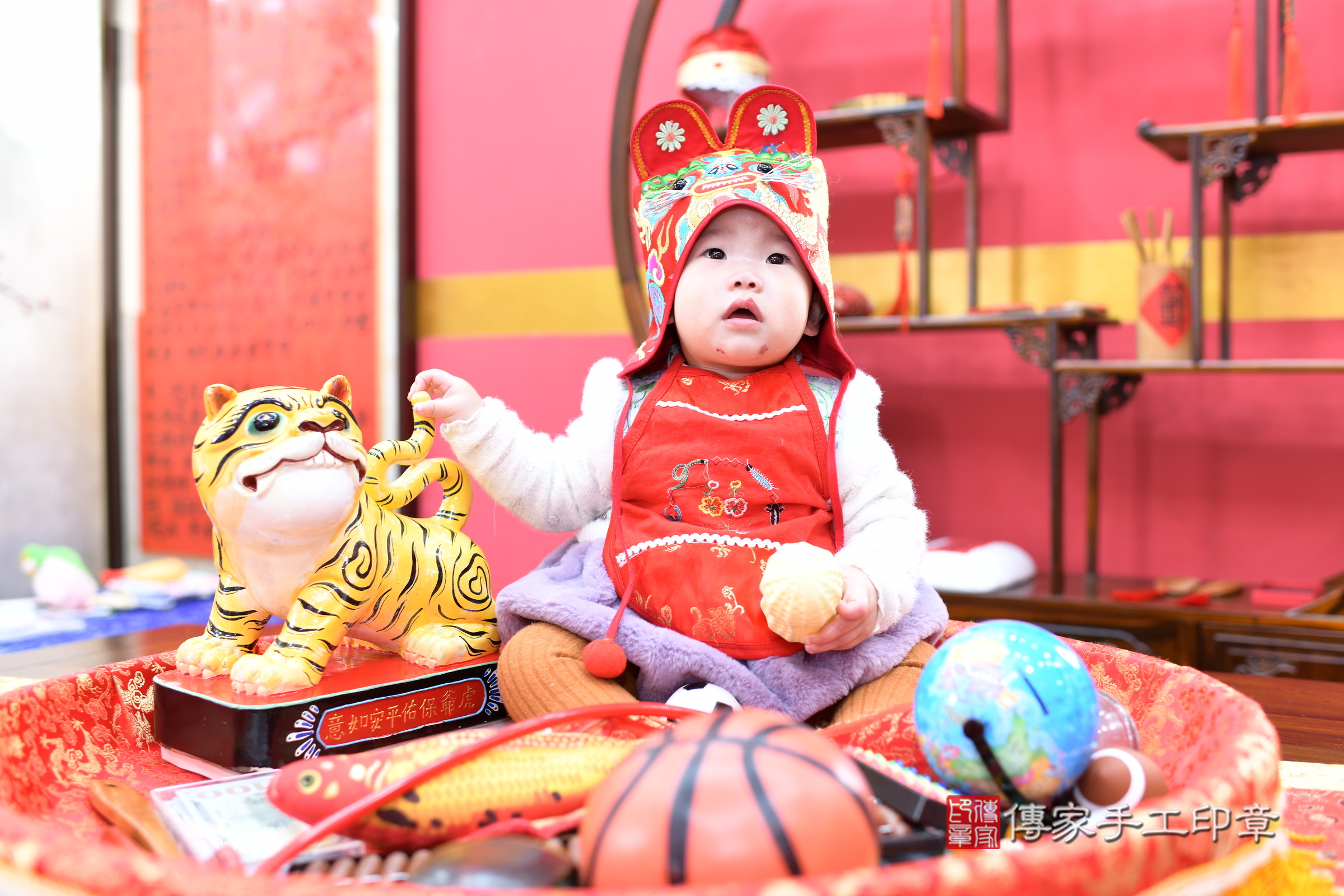 新北市永和區玥玥寶寶抓周推薦:傳家新北店抓周度脺中國風會場,嬰兒古禮抓周流程儀式吉祥話、抓周道具物品24種、拍照。抓周證書。2025.1.13,照片5 新北市永和區玥玥寶寶抓周推薦:傳家新北店抓周度脺中國風會場,嬰兒古禮抓周流程儀式吉祥話、抓周道具物品24種、拍照。抓周證書。2025.1.13,照片5