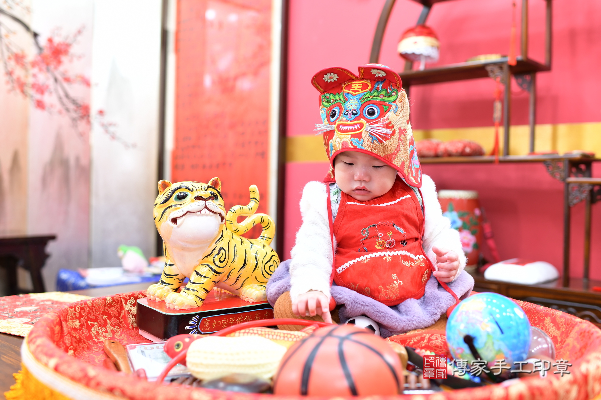 新北市永和區玥玥寶寶抓周推薦:傳家新北店抓周度脺中國風會場,嬰兒古禮抓周流程儀式吉祥話、抓周道具物品24種、拍照。抓周證書。2025.1.13,照片7 新北市永和區玥玥寶寶抓周推薦:傳家新北店抓周度脺中國風會場,嬰兒古禮抓周流程儀式吉祥話、抓周道具物品24種、拍照。抓周證書。2025.1.13,照片7