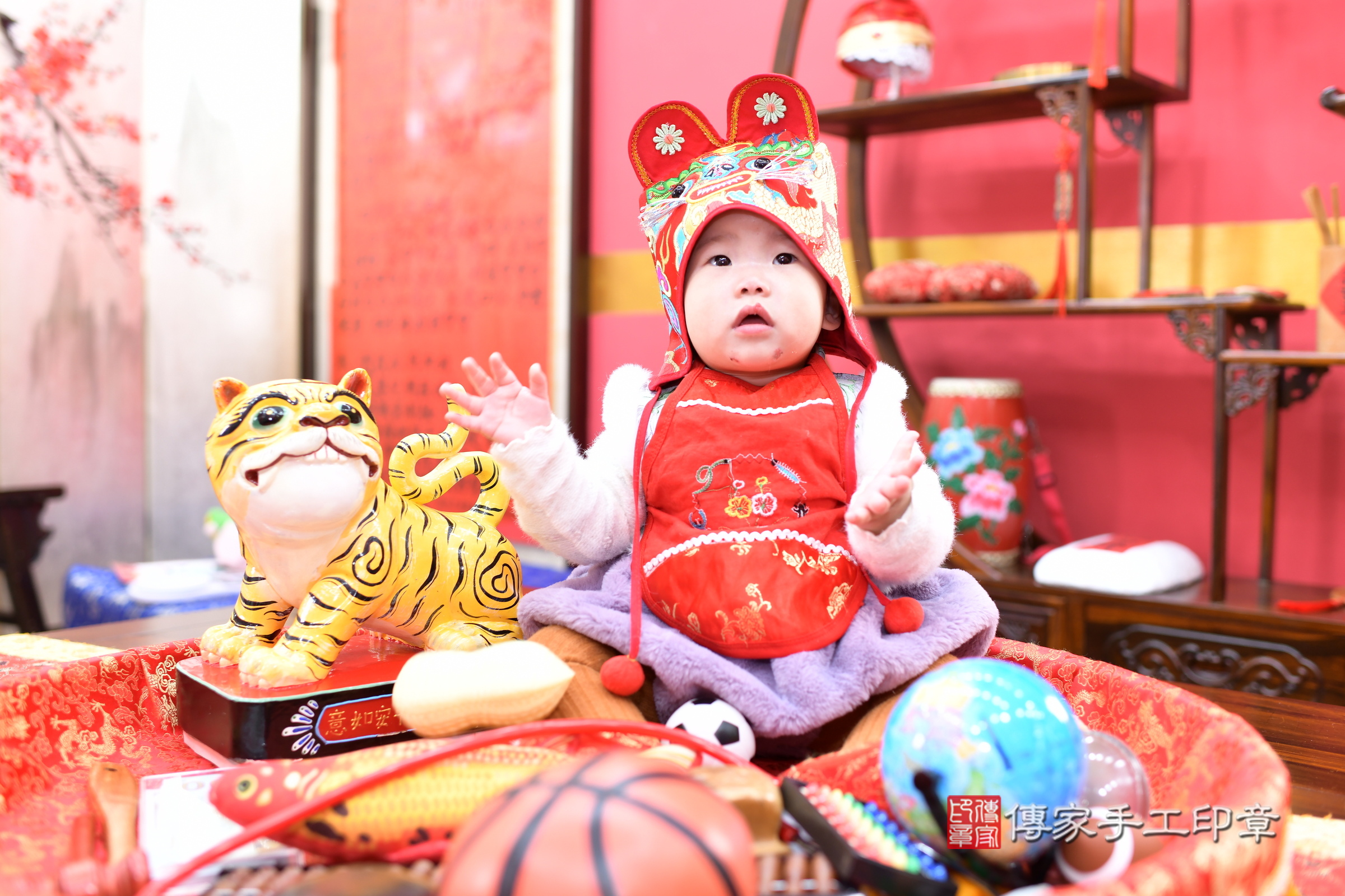 新北市永和區玥玥寶寶抓周推薦:傳家新北店抓周度脺中國風會場,嬰兒古禮抓周流程儀式吉祥話、抓周道具物品24種、拍照。抓周證書。2025.1.13,照片6 新北市永和區玥玥寶寶抓周推薦:傳家新北店抓周度脺中國風會場,嬰兒古禮抓周流程儀式吉祥話、抓周道具物品24種、拍照。抓周證書。2025.1.13,照片6