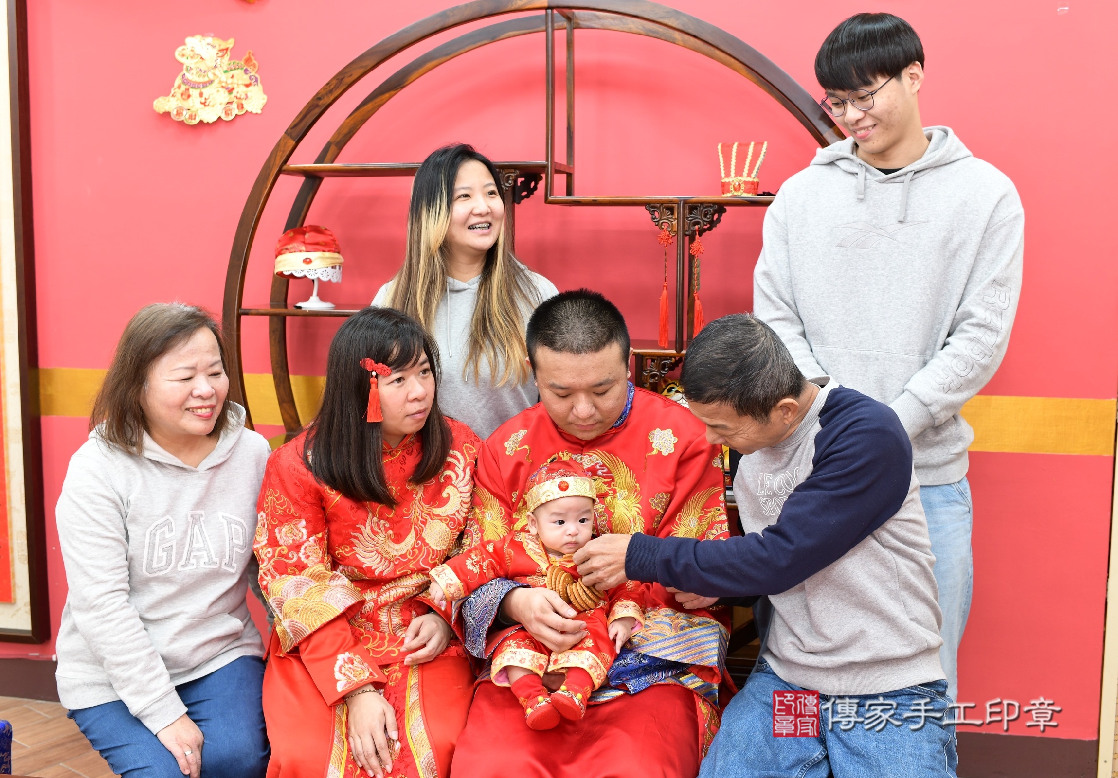 新北市永和區昊昊寶寶收涎推薦:傳家新北店收涎中國風會場,嬰兒古禮收涎收口水流程儀式、收涎吉祥話、收涎餅乾、收涎拍照。收涎證書。2025.1.12,照片10 新北市永和區昊昊寶寶收涎推薦:傳家新北店收涎中國風會場,嬰兒古禮收涎收口水流程儀式、收涎吉祥話、收涎餅乾、收涎拍照。收涎證書。2025.1.12,照片10