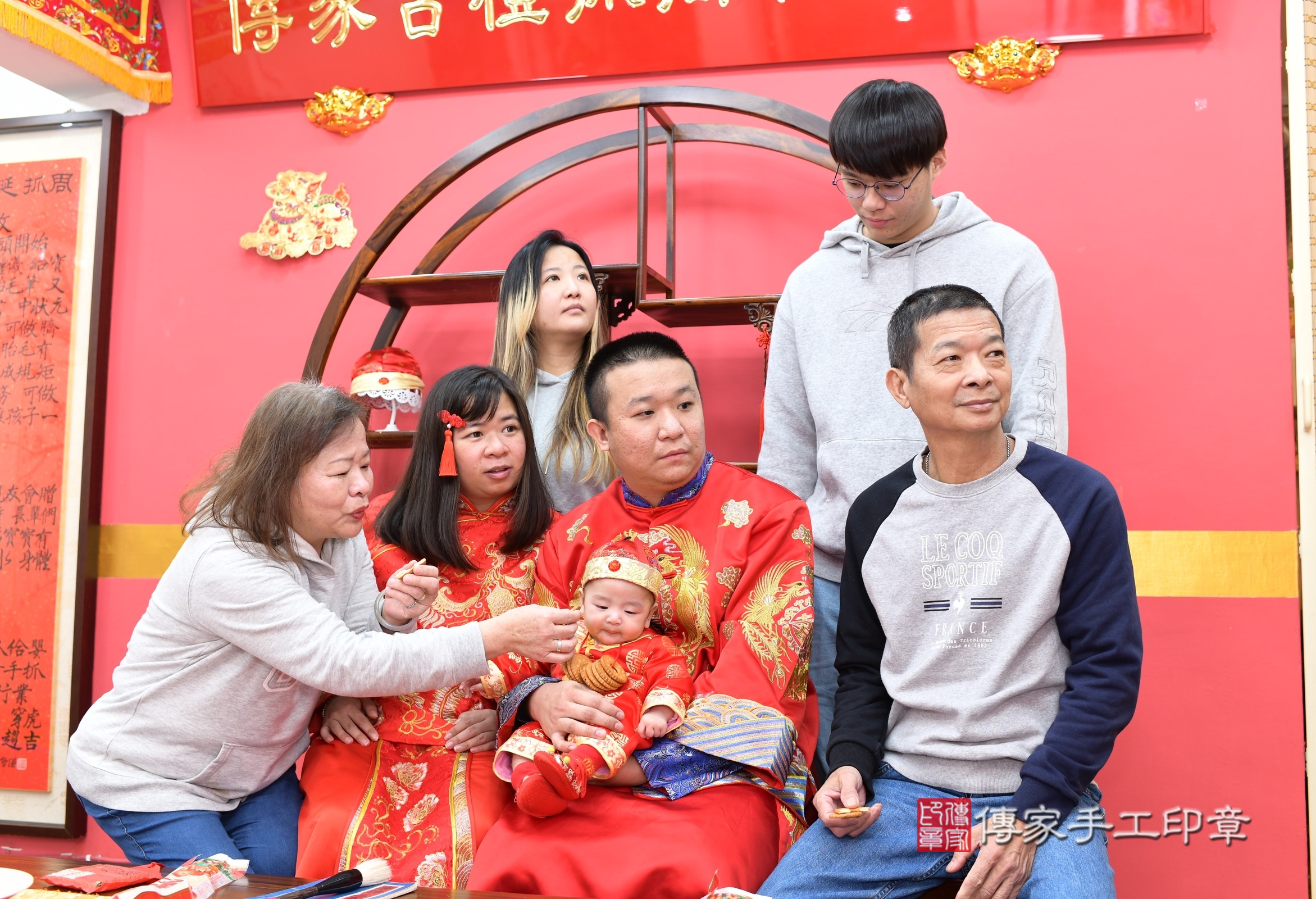 新北市永和區昊昊寶寶收涎推薦:傳家新北店收涎中國風會場,嬰兒古禮收涎收口水流程儀式、收涎吉祥話、收涎餅乾、收涎拍照。收涎證書。2025.1.12,照片11 新北市永和區昊昊寶寶收涎推薦:傳家新北店收涎中國風會場,嬰兒古禮收涎收口水流程儀式、收涎吉祥話、收涎餅乾、收涎拍照。收涎證書。2025.1.12,照片11