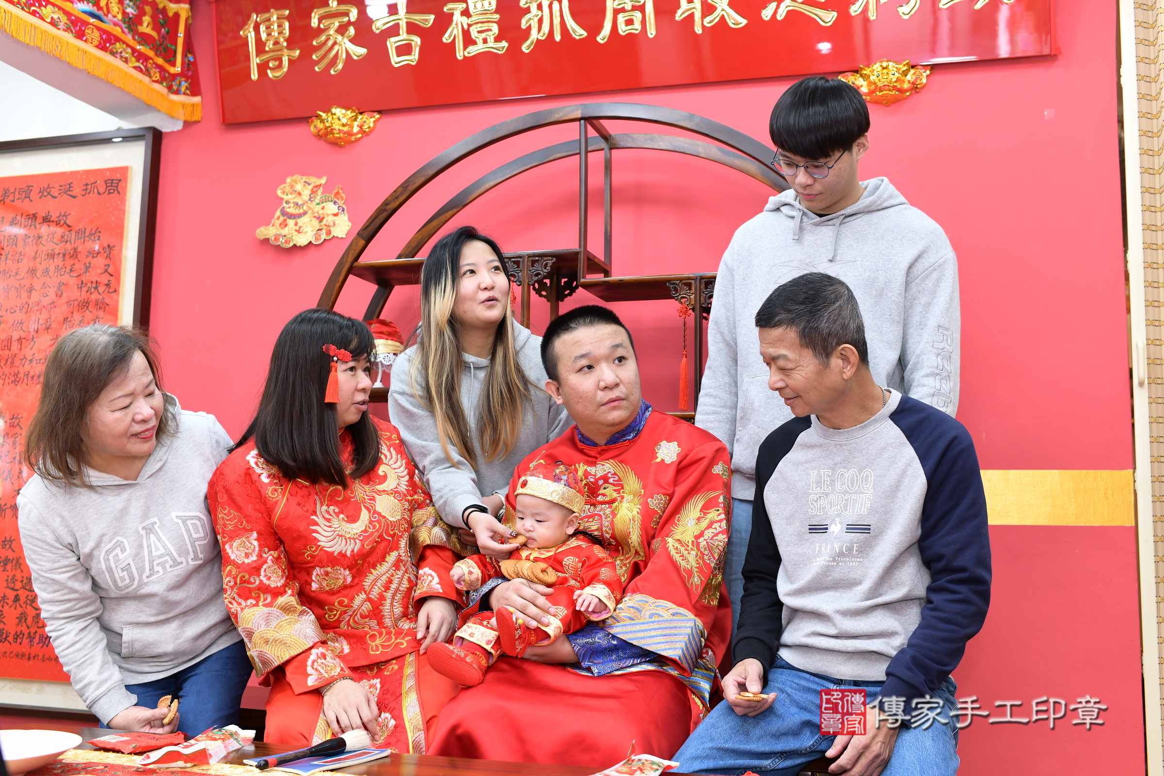 新北市永和區昊昊寶寶收涎推薦:傳家新北店收涎中國風會場,嬰兒古禮收涎收口水流程儀式、收涎吉祥話、收涎餅乾、收涎拍照。收涎證書。2025.1.12,照片12 新北市永和區昊昊寶寶收涎推薦:傳家新北店收涎中國風會場,嬰兒古禮收涎收口水流程儀式、收涎吉祥話、收涎餅乾、收涎拍照。收涎證書。2025.1.12,照片12