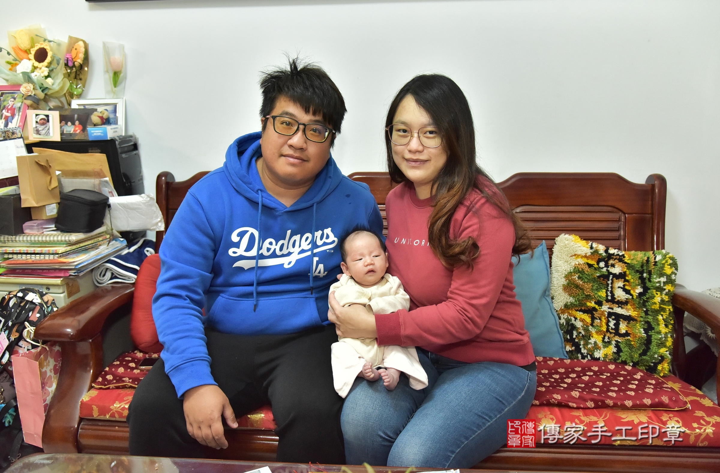小涵寶寶(新北市三重區到府嬰兒小涵寶寶滿月剃頭理髮、到府嬰兒剃胎毛儀式吉祥話)。到府剃頭剃胎毛主持、專業拍照、證書。★購買「臍帶章、肚臍章、胎毛筆刷印章」贈送：剃頭、收涎、抓周，三選一。2025.1.16，照片1