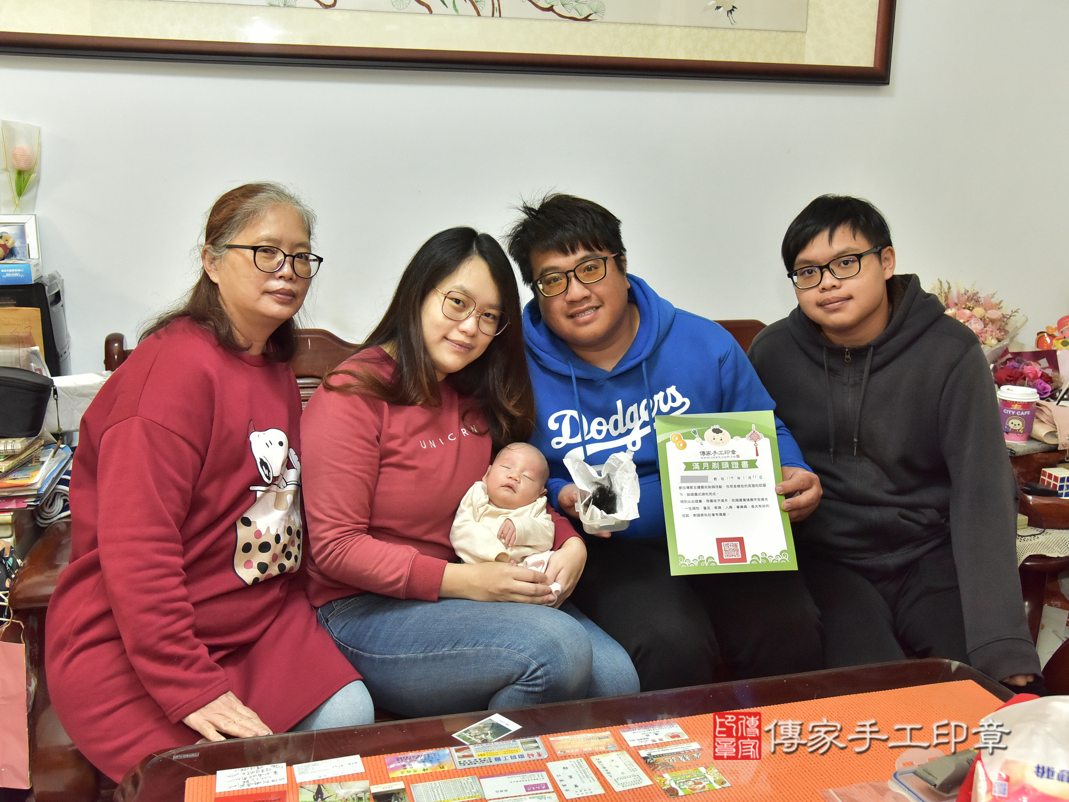 小涵寶寶(新北市三重區到府嬰兒小涵寶寶滿月剃頭理髮、到府嬰兒剃胎毛儀式吉祥話)。到府剃頭剃胎毛主持、專業拍照、證書。★購買「臍帶章、肚臍章、胎毛筆刷印章」贈送：剃頭、收涎、抓周，三選一。2025.1.16，照片21