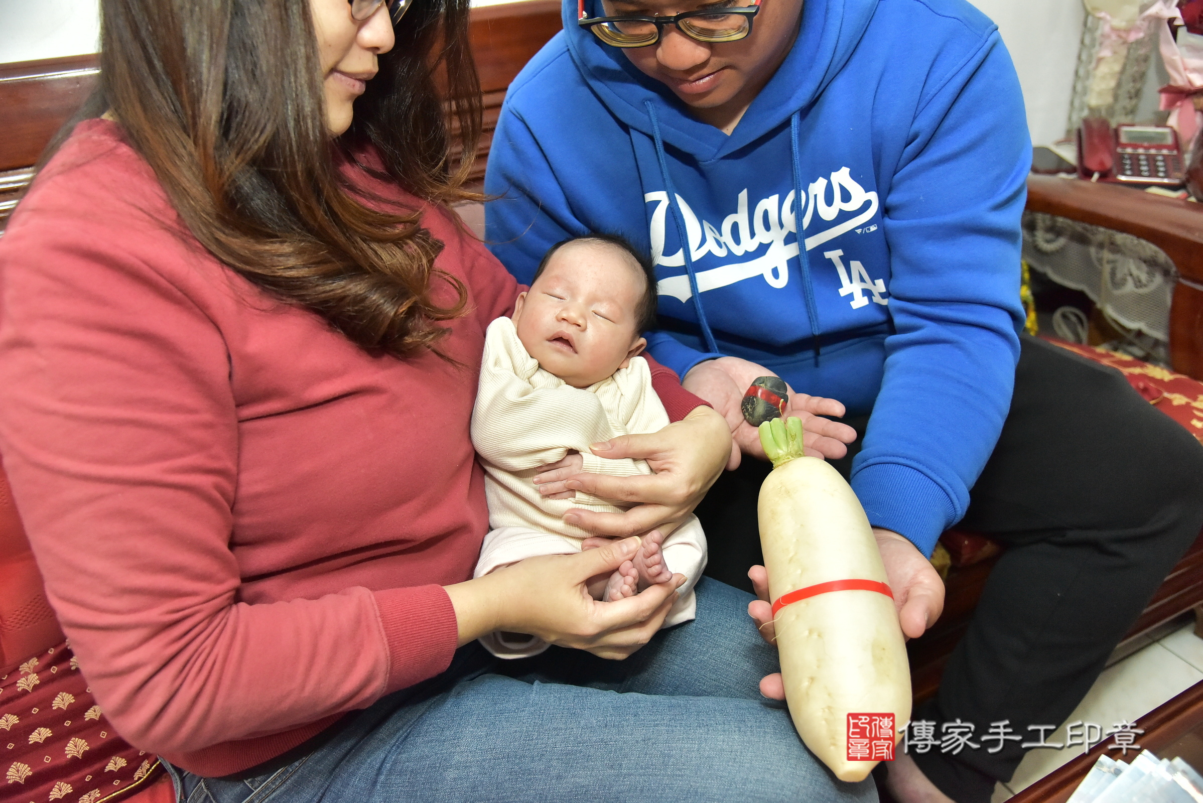 小涵寶寶(新北市三重區到府嬰兒小涵寶寶滿月剃頭理髮、到府嬰兒剃胎毛儀式吉祥話)。到府剃頭剃胎毛主持、專業拍照、證書。★購買「臍帶章、肚臍章、胎毛筆刷印章」贈送：剃頭、收涎、抓周，三選一。2025.1.16，照片10