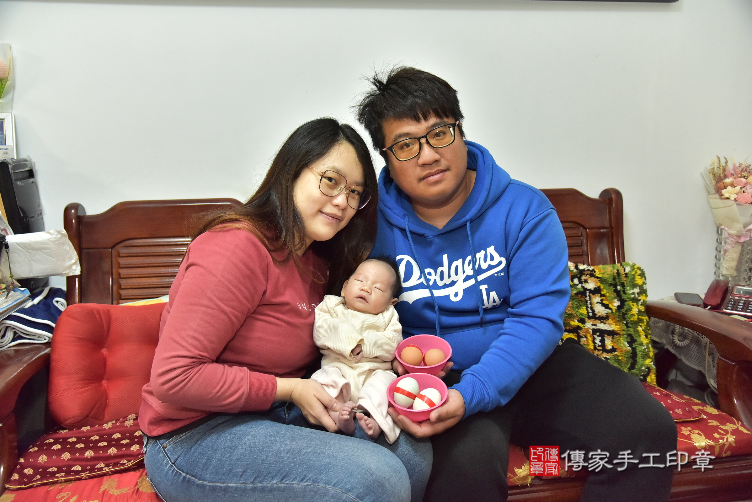 小涵寶寶(新北市三重區到府嬰兒小涵寶寶滿月剃頭理髮、到府嬰兒剃胎毛儀式吉祥話)。到府剃頭剃胎毛主持、專業拍照、證書。★購買「臍帶章、肚臍章、胎毛筆刷印章」贈送：剃頭、收涎、抓周，三選一。2025.1.16，照片6