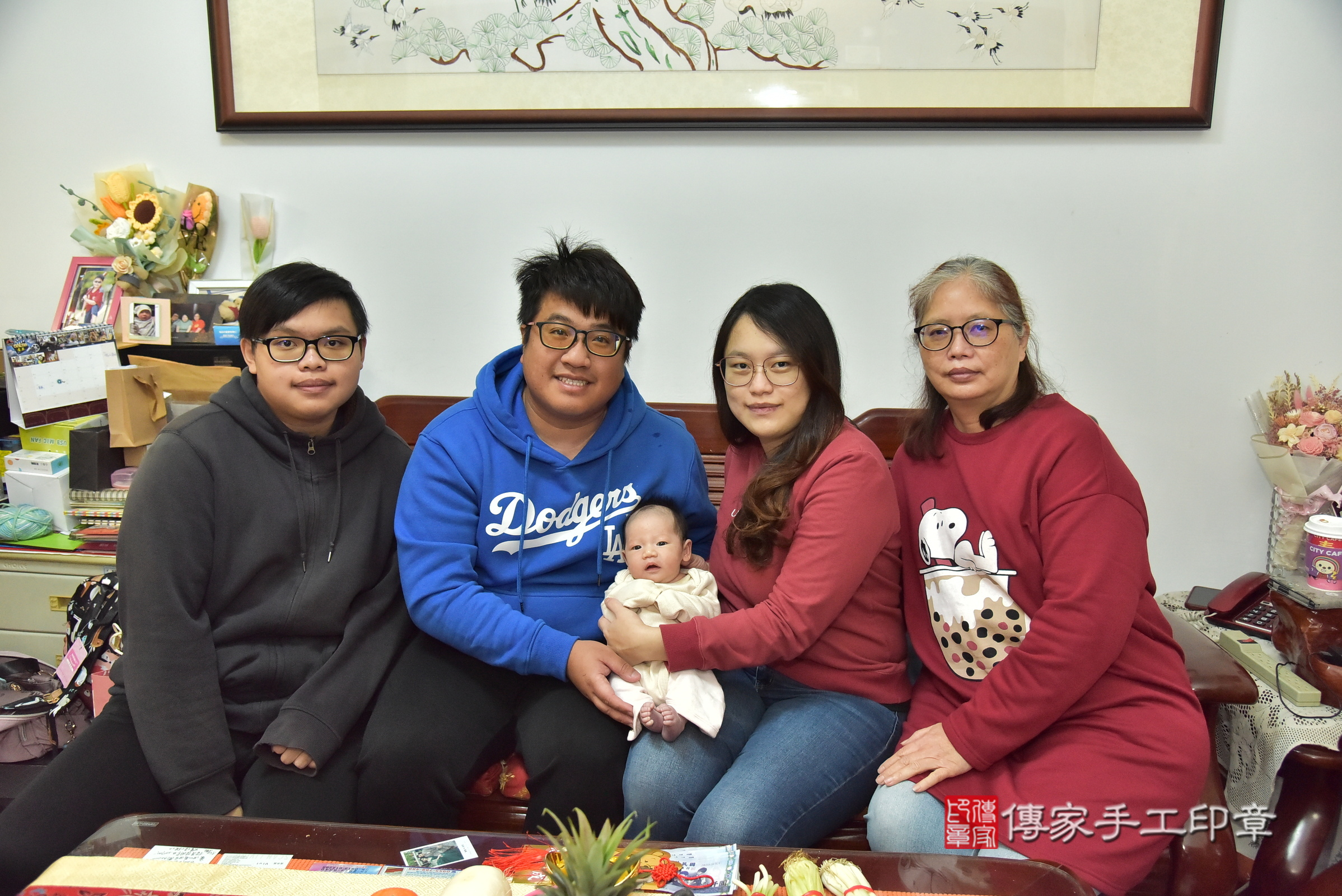 小涵寶寶(新北市三重區到府嬰兒小涵寶寶滿月剃頭理髮、到府嬰兒剃胎毛儀式吉祥話)。到府剃頭剃胎毛主持、專業拍照、證書。★購買「臍帶章、肚臍章、胎毛筆刷印章」贈送：剃頭、收涎、抓周，三選一。2025.1.16，照片3