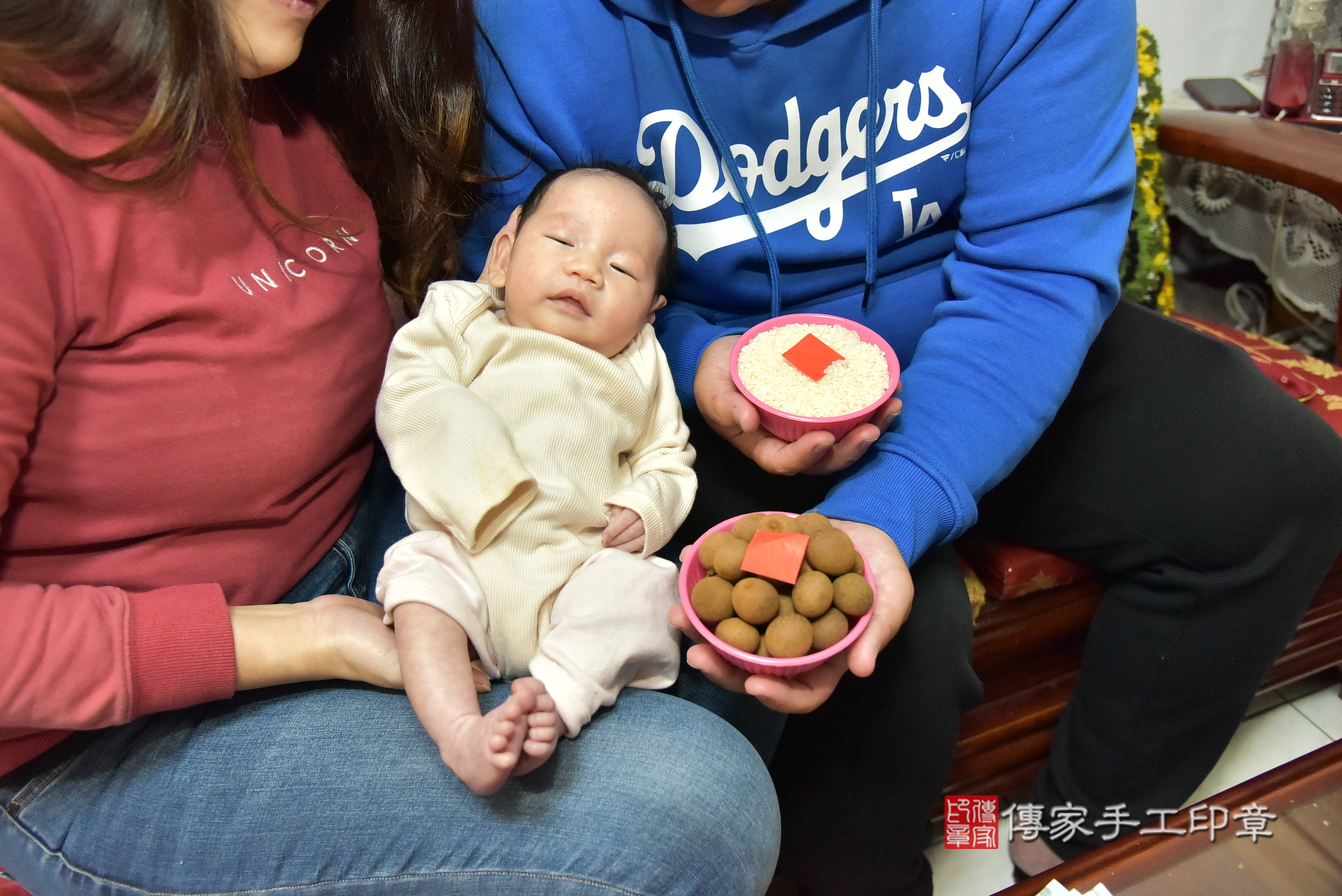 小涵寶寶(新北市三重區到府嬰兒小涵寶寶滿月剃頭理髮、到府嬰兒剃胎毛儀式吉祥話)。到府剃頭剃胎毛主持、專業拍照、證書。★購買「臍帶章、肚臍章、胎毛筆刷印章」贈送：剃頭、收涎、抓周，三選一。2025.1.16，照片7