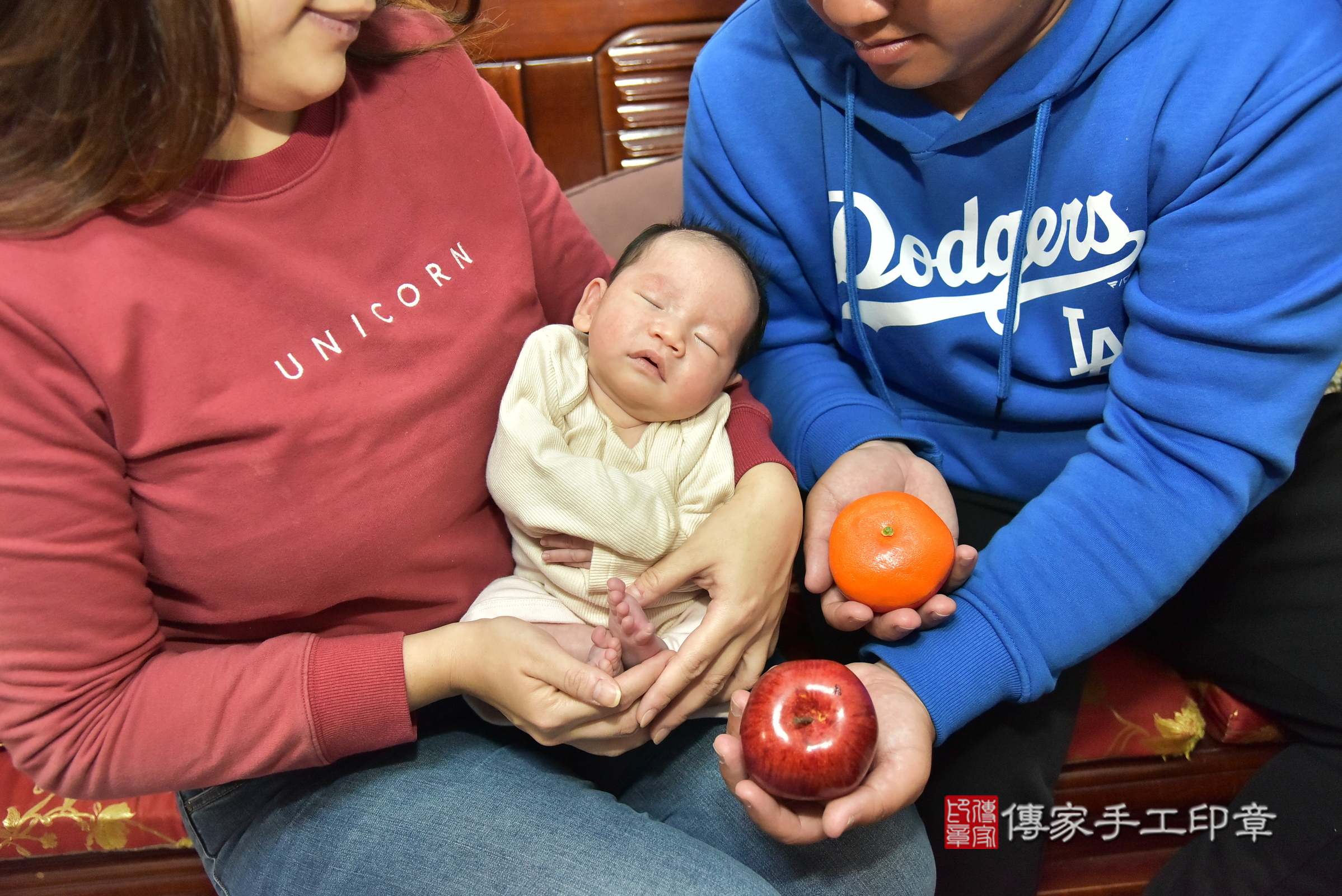 小涵寶寶(新北市三重區到府嬰兒小涵寶寶滿月剃頭理髮、到府嬰兒剃胎毛儀式吉祥話)。到府剃頭剃胎毛主持、專業拍照、證書。★購買「臍帶章、肚臍章、胎毛筆刷印章」贈送：剃頭、收涎、抓周，三選一。2025.1.16，照片9