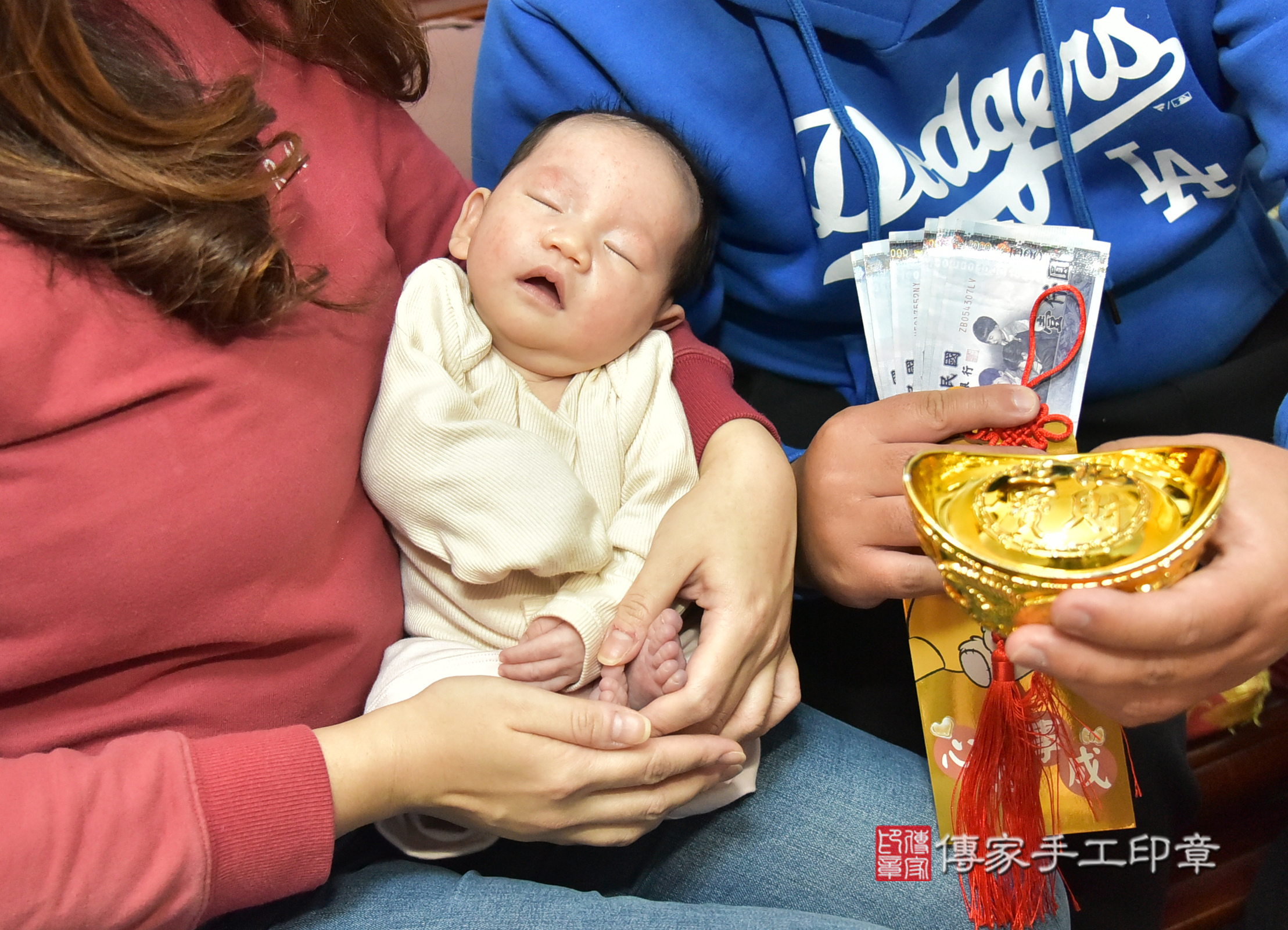 小涵寶寶(新北市三重區到府嬰兒小涵寶寶滿月剃頭理髮、到府嬰兒剃胎毛儀式吉祥話)。到府剃頭剃胎毛主持、專業拍照、證書。★購買「臍帶章、肚臍章、胎毛筆刷印章」贈送：剃頭、收涎、抓周，三選一。2025.1.16，照片16