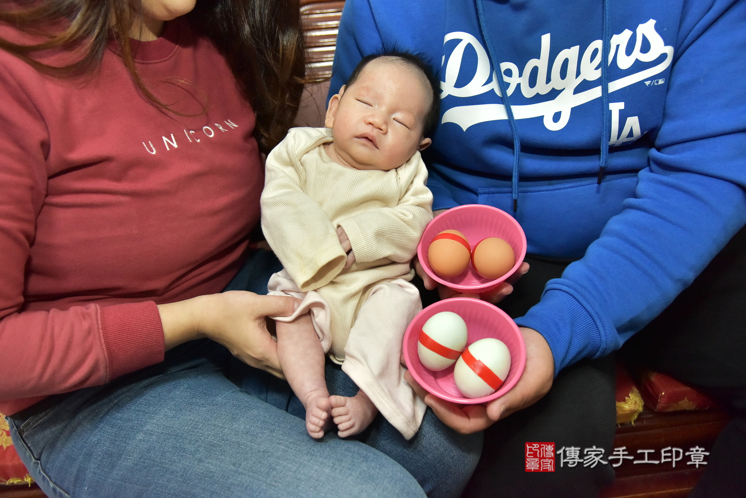 小涵寶寶(新北市三重區到府嬰兒小涵寶寶滿月剃頭理髮、到府嬰兒剃胎毛儀式吉祥話)。到府剃頭剃胎毛主持、專業拍照、證書。★購買「臍帶章、肚臍章、胎毛筆刷印章」贈送：剃頭、收涎、抓周，三選一。2025.1.16，照片5