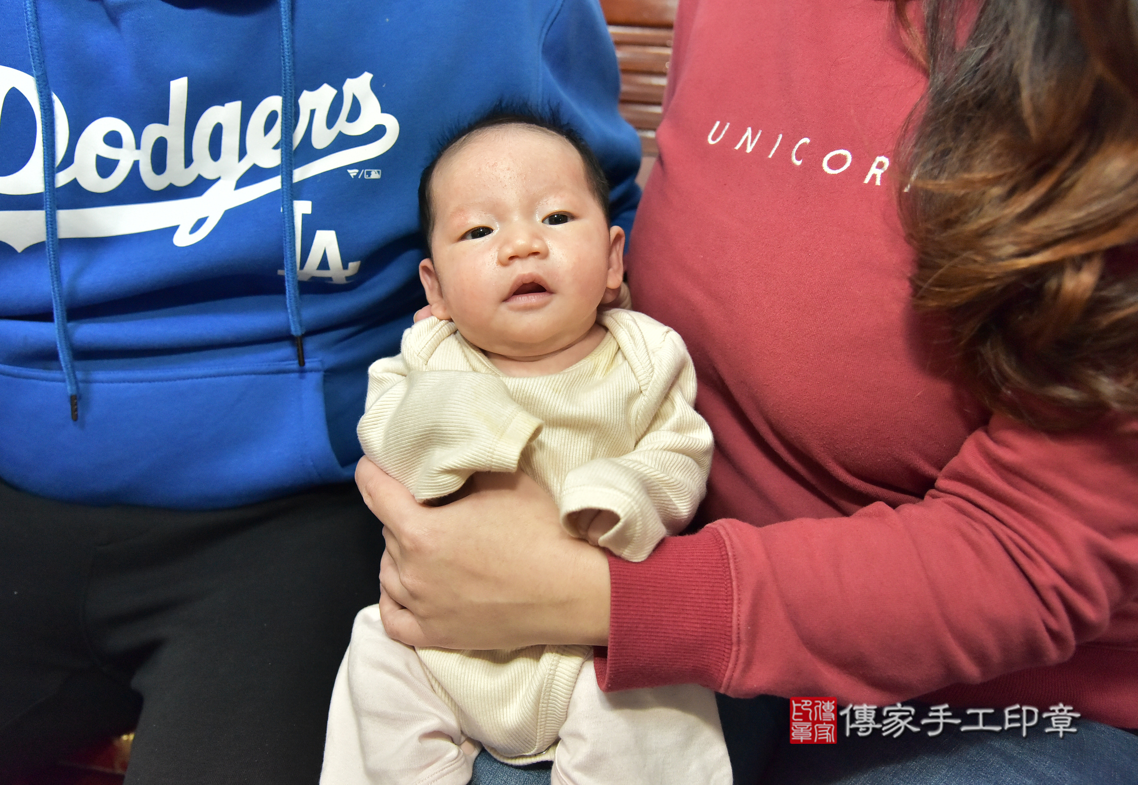 小涵寶寶(新北市三重區到府嬰兒小涵寶寶滿月剃頭理髮、到府嬰兒剃胎毛儀式吉祥話)。到府剃頭剃胎毛主持、專業拍照、證書。★購買「臍帶章、肚臍章、胎毛筆刷印章」贈送：剃頭、收涎、抓周，三選一。2025.1.16，照片2