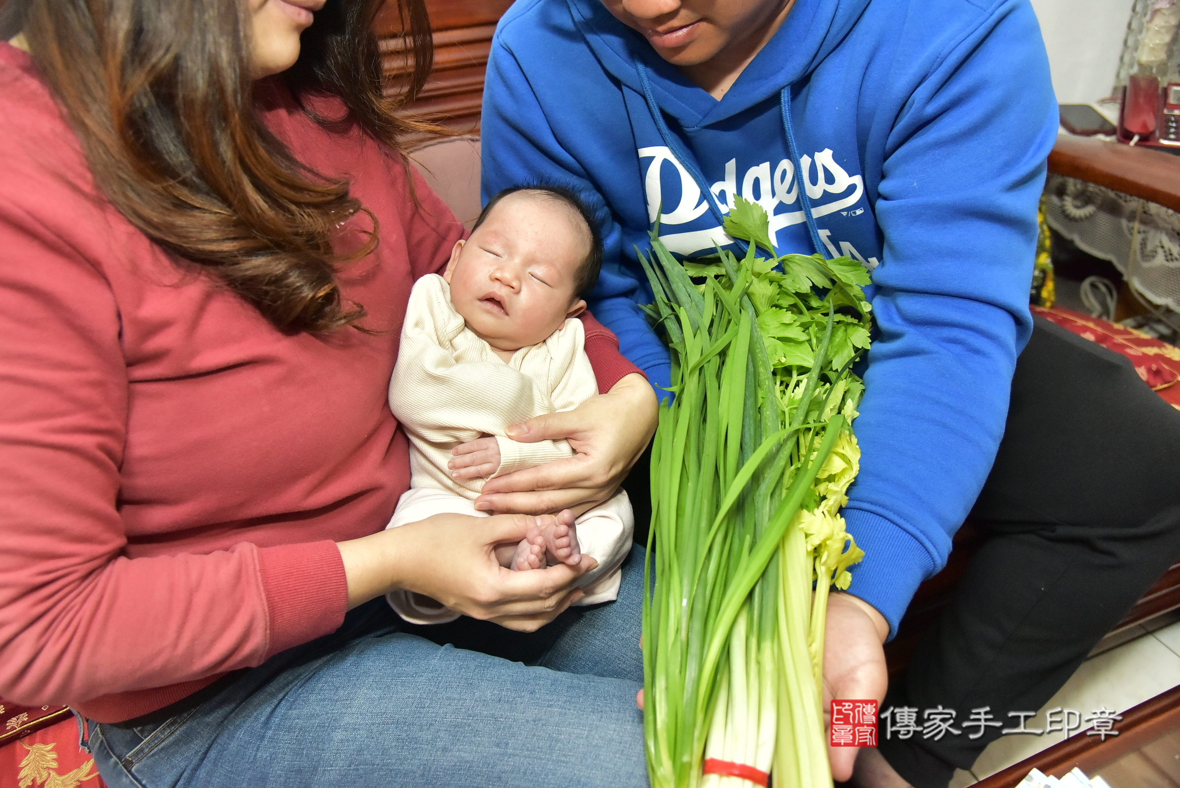 小涵寶寶(新北市三重區到府嬰兒小涵寶寶滿月剃頭理髮、到府嬰兒剃胎毛儀式吉祥話)。到府剃頭剃胎毛主持、專業拍照、證書。★購買「臍帶章、肚臍章、胎毛筆刷印章」贈送：剃頭、收涎、抓周，三選一。2025.1.16，照片12