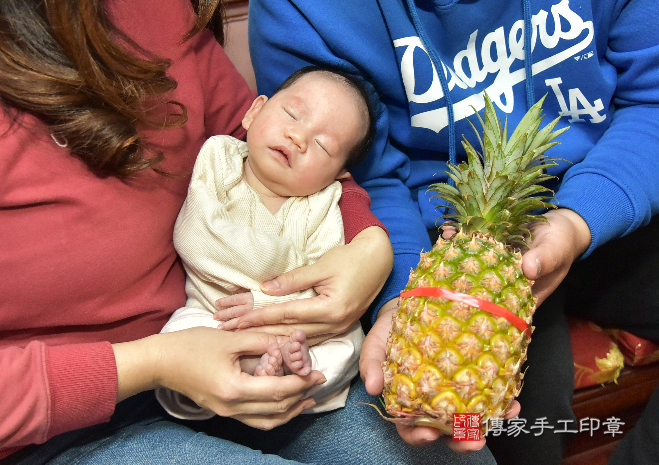小涵寶寶(新北市三重區到府嬰兒小涵寶寶滿月剃頭理髮、到府嬰兒剃胎毛儀式吉祥話)。到府剃頭剃胎毛主持、專業拍照、證書。★購買「臍帶章、肚臍章、胎毛筆刷印章」贈送：剃頭、收涎、抓周，三選一。2025.1.16，照片14