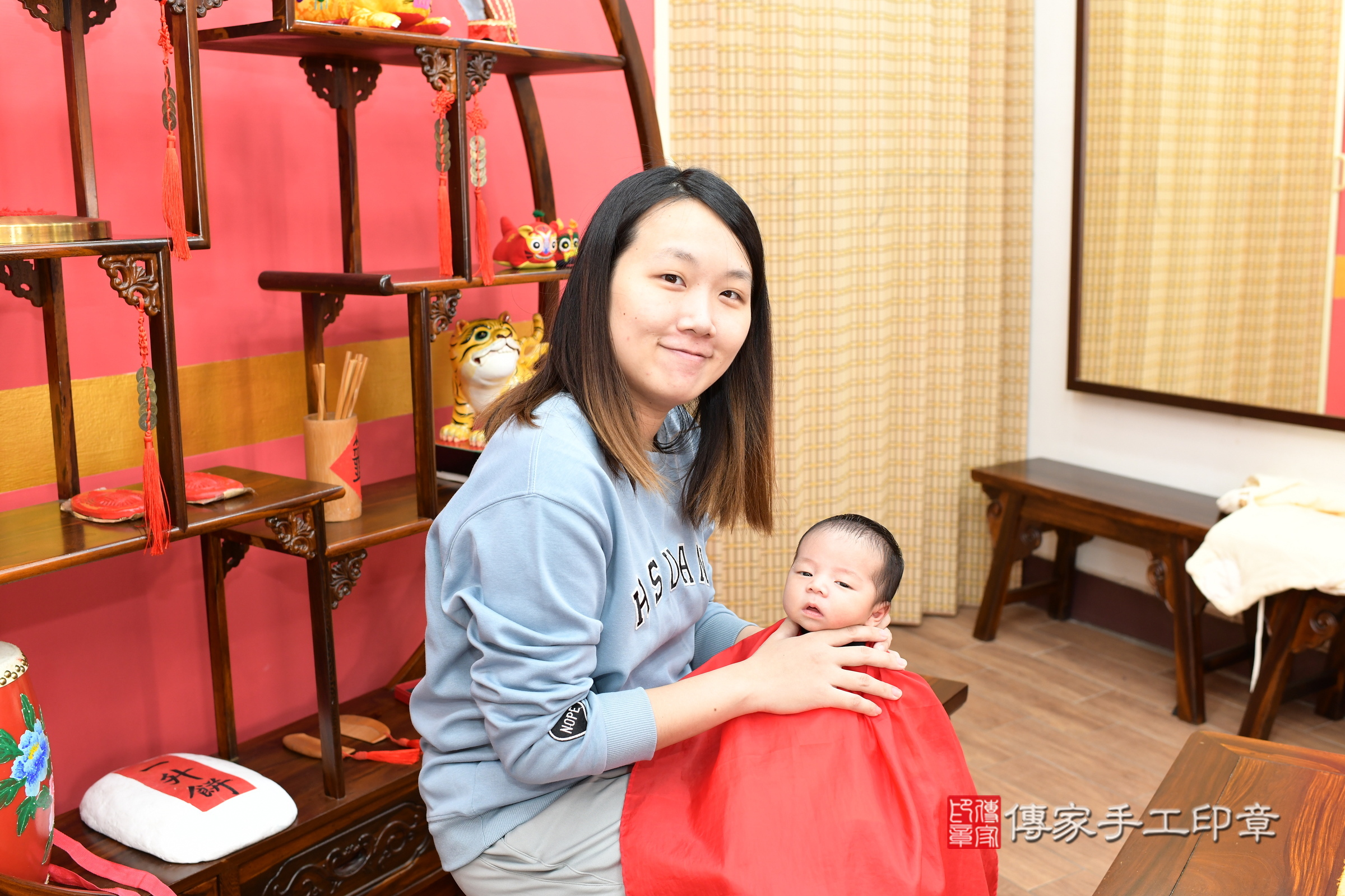 小霆寶寶(新北市永和區嬰兒寶寶滿月剃頭理髮、嬰兒剃胎毛儀式吉祥話)。中國風會場，爸媽寶貝穿「日中韓」古裝禮服。專業拍照、證書。★購買「臍帶章、肚臍章、胎毛筆刷印章」贈送：剃頭、收涎、抓周，三選一。2025.1.17，照片18