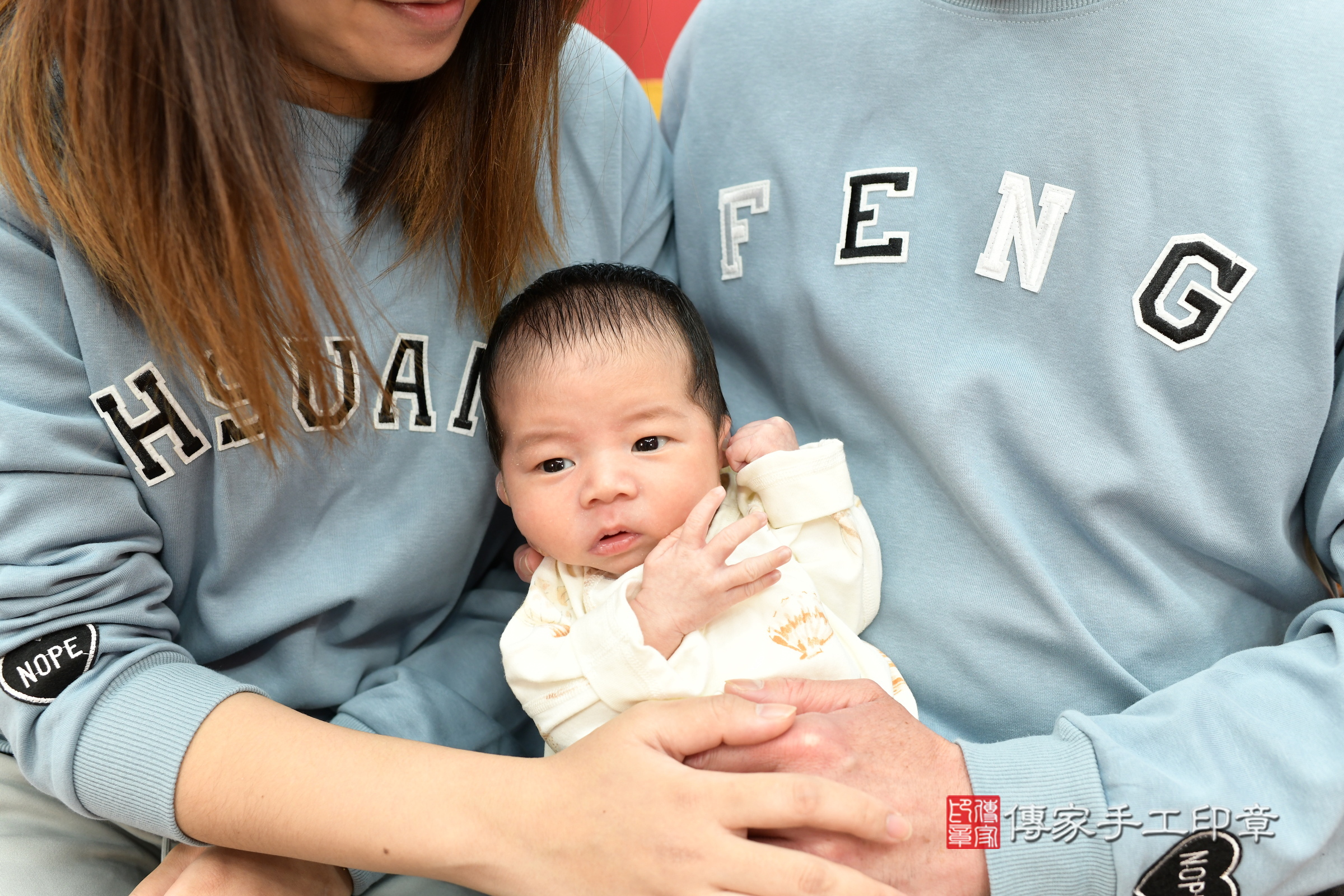 小霆寶寶(新北市永和區嬰兒寶寶滿月剃頭理髮、嬰兒剃胎毛儀式吉祥話)。中國風會場，爸媽寶貝穿「日中韓」古裝禮服。專業拍照、證書。★購買「臍帶章、肚臍章、胎毛筆刷印章」贈送：剃頭、收涎、抓周，三選一。2025.1.17，照片1