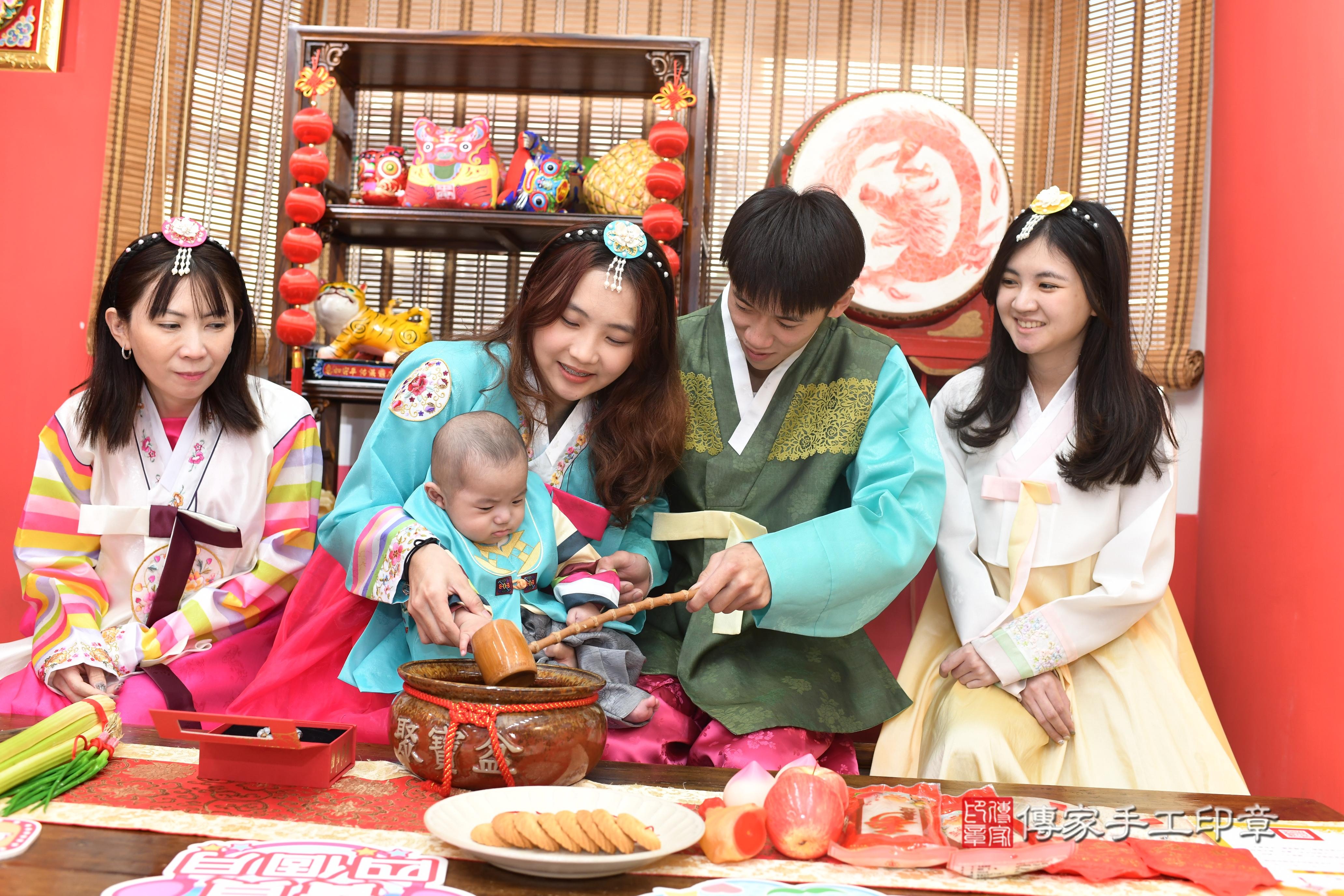 傳家手工印章高雄店、抓周、度脺、中國風會場、傳家嬰兒古禮、吉祥話、抓周道具物品24種、拍照。抓周證書。寶寶抓周、滿周歲、生日快樂、祝福