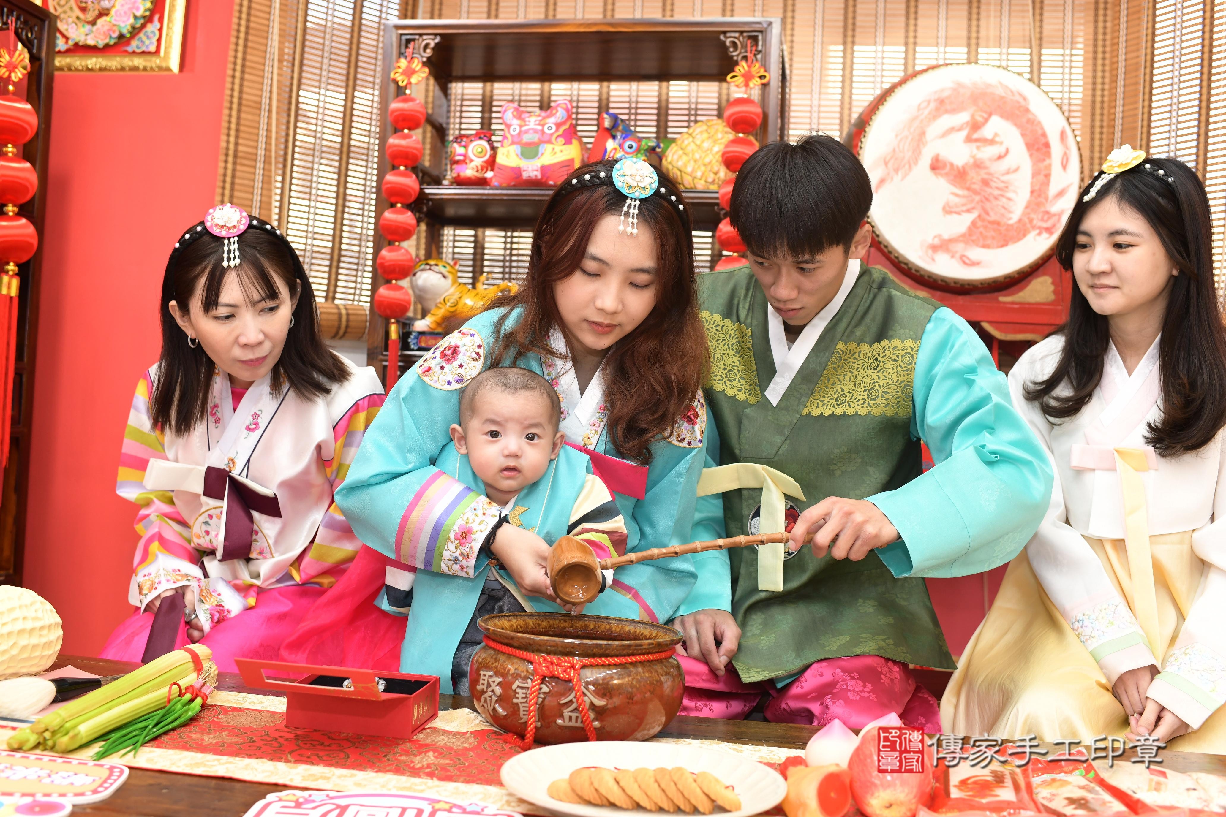 傳家手工印章高雄店、抓周、度脺、中國風會場、傳家嬰兒古禮、吉祥話、抓周道具物品24種、拍照。抓周證書。寶寶抓周、滿周歲、生日快樂、祝福