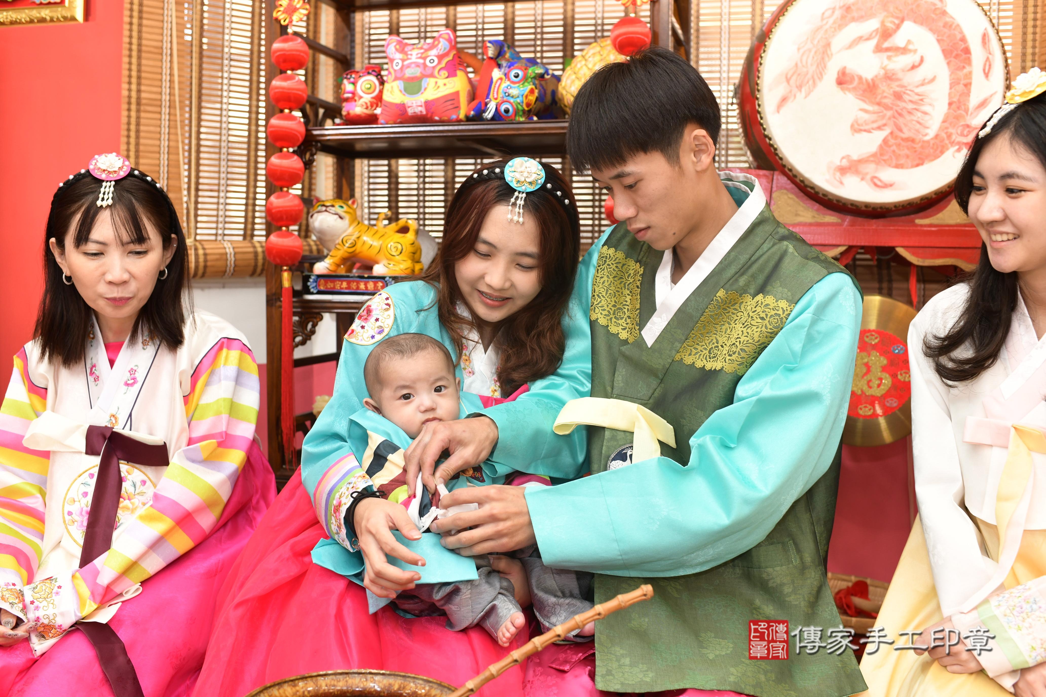 傳家手工印章高雄店、抓周、度脺、中國風會場、傳家嬰兒古禮、吉祥話、抓周道具物品24種、拍照。抓周證書。寶寶抓周、滿周歲、生日快樂、祝福