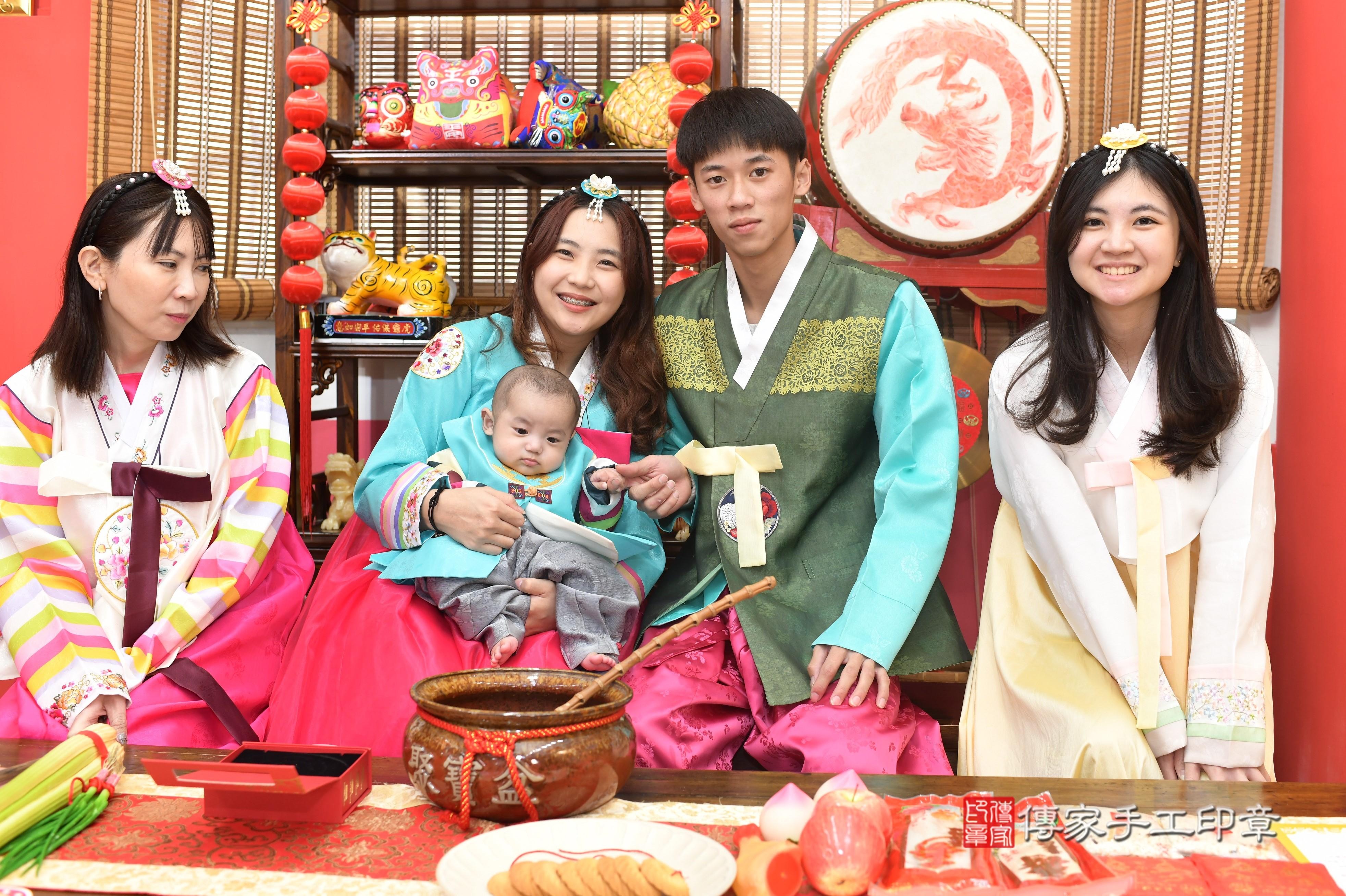 傳家手工印章高雄店、抓周、度脺、中國風會場、傳家嬰兒古禮、吉祥話、抓周道具物品24種、拍照。抓周證書。寶寶抓周、滿周歲、生日快樂、祝福