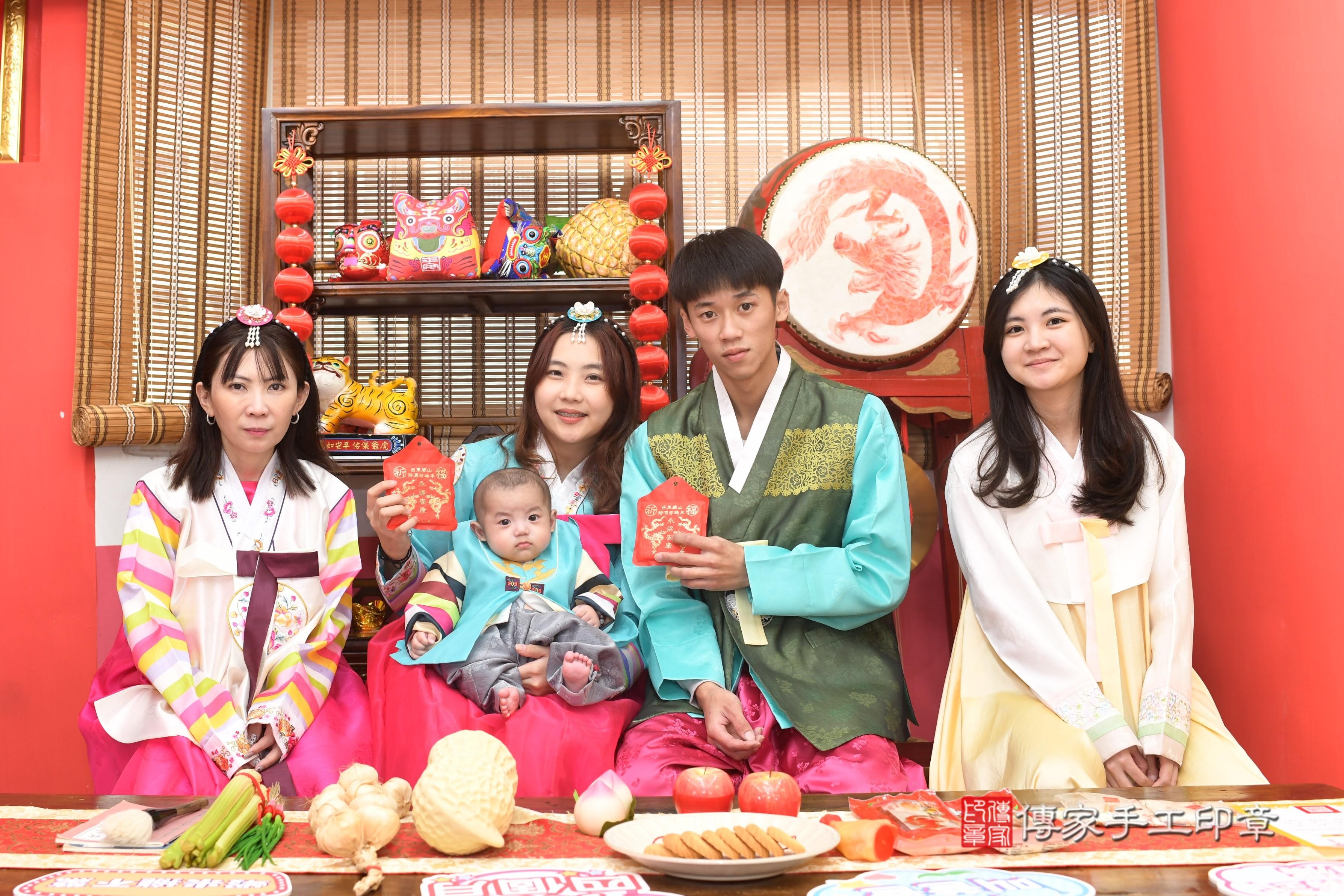 傳家手工印章高雄店、抓周、度脺、中國風會場、傳家嬰兒古禮、吉祥話、抓周道具物品24種、拍照。抓周證書。寶寶抓周、滿周歲、生日快樂、祝福