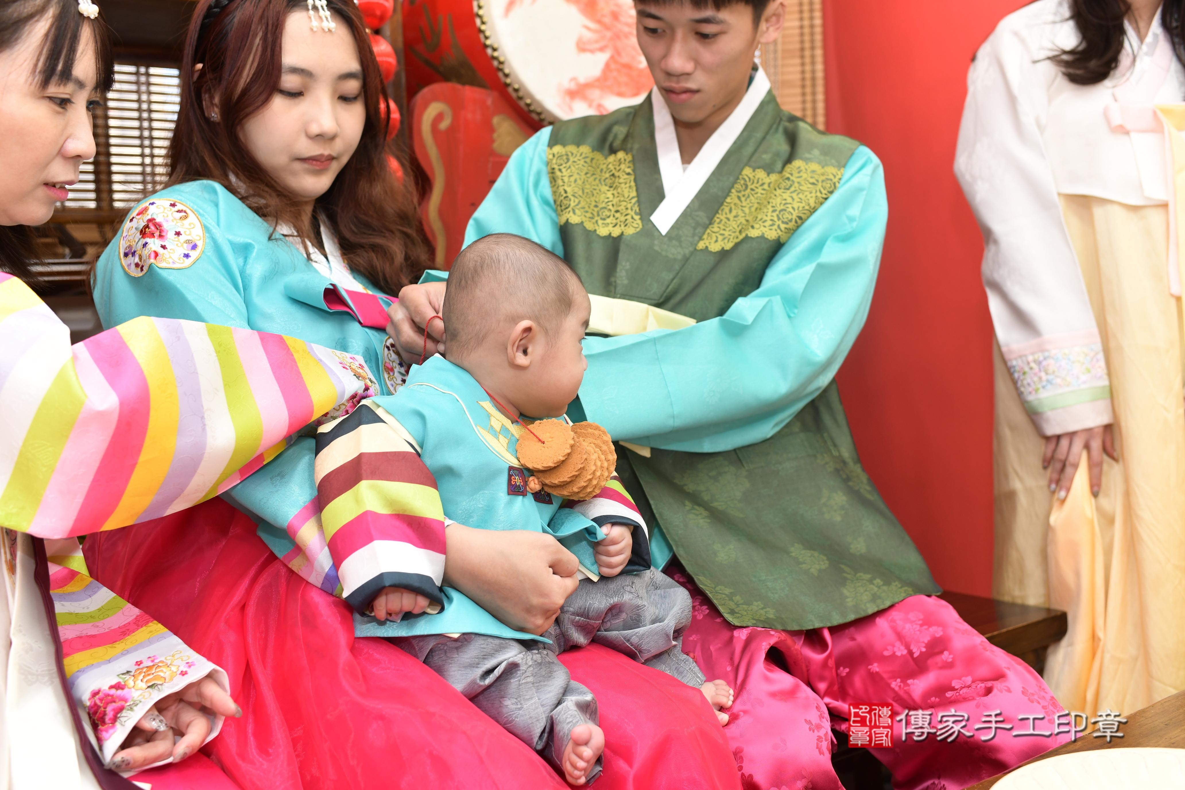 傳家手工印章高雄店、抓周、度脺、中國風會場、傳家嬰兒古禮、吉祥話、抓周道具物品24種、拍照。抓周證書。寶寶抓周、滿周歲、生日快樂、祝福