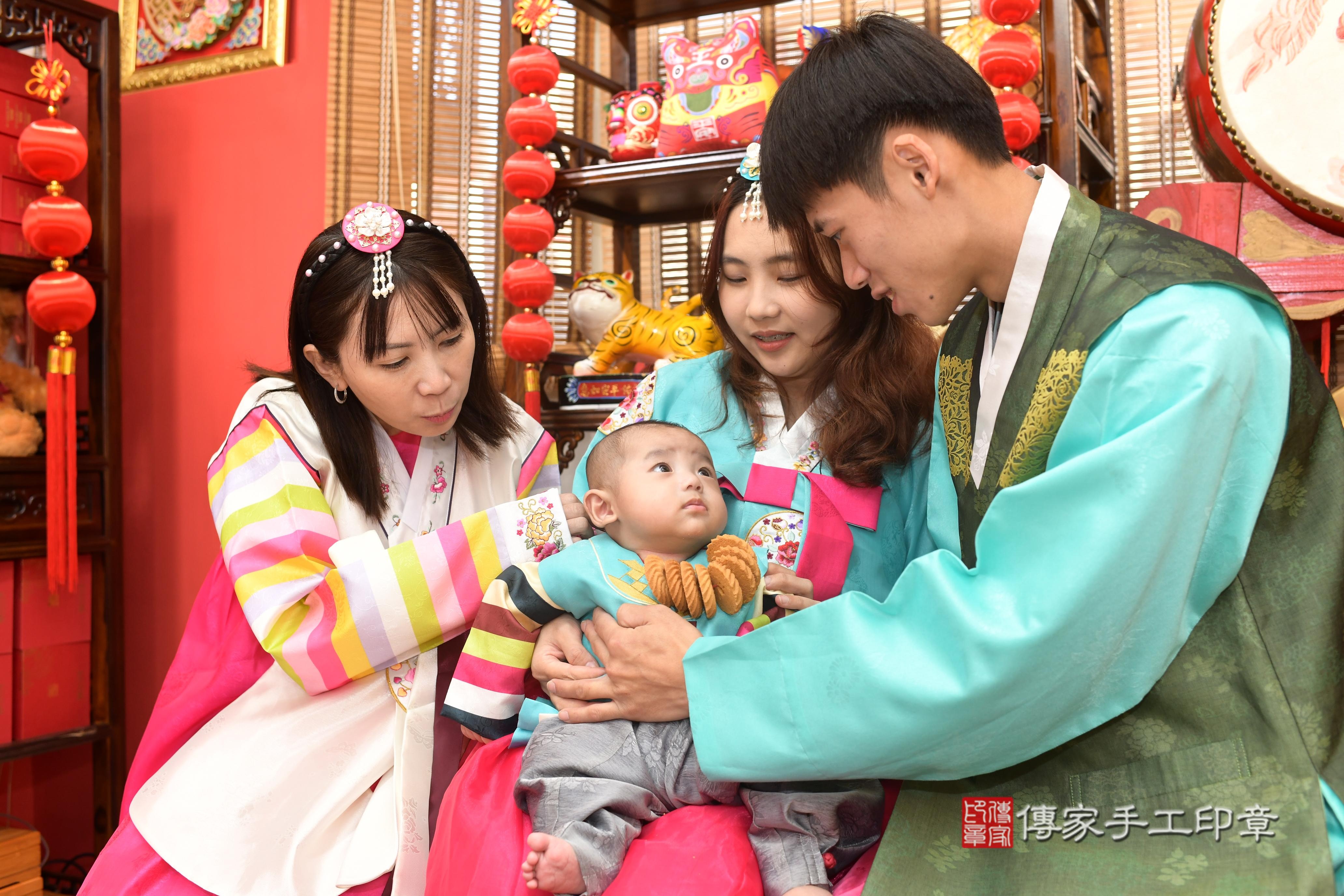 傳家手工印章高雄店、抓周、度脺、中國風會場、傳家嬰兒古禮、吉祥話、抓周道具物品24種、拍照。抓周證書。寶寶抓周、滿周歲、生日快樂、祝福