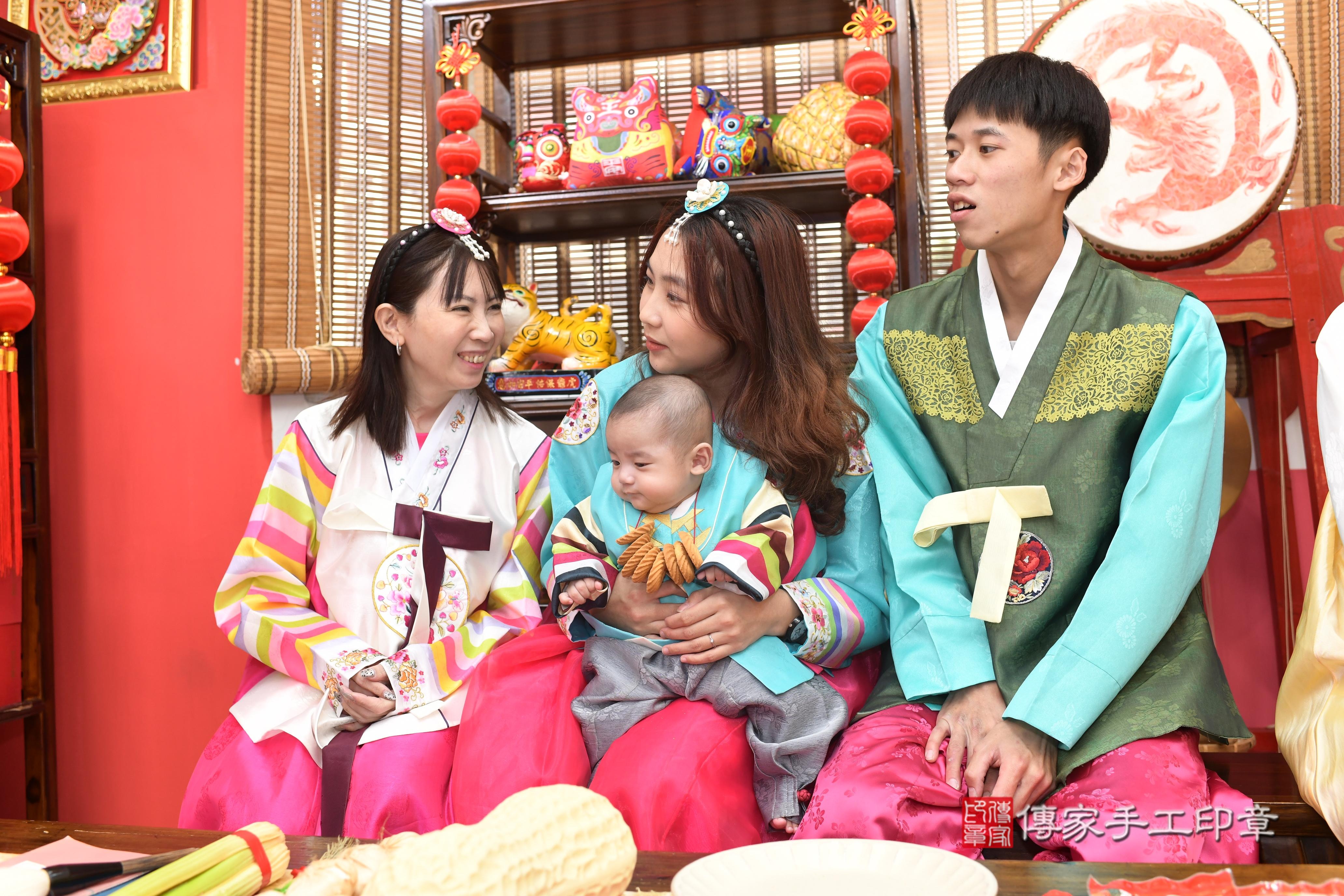 傳家手工印章高雄店、抓周、度脺、中國風會場、傳家嬰兒古禮、吉祥話、抓周道具物品24種、拍照。抓周證書。寶寶抓周、滿周歲、生日快樂、祝福